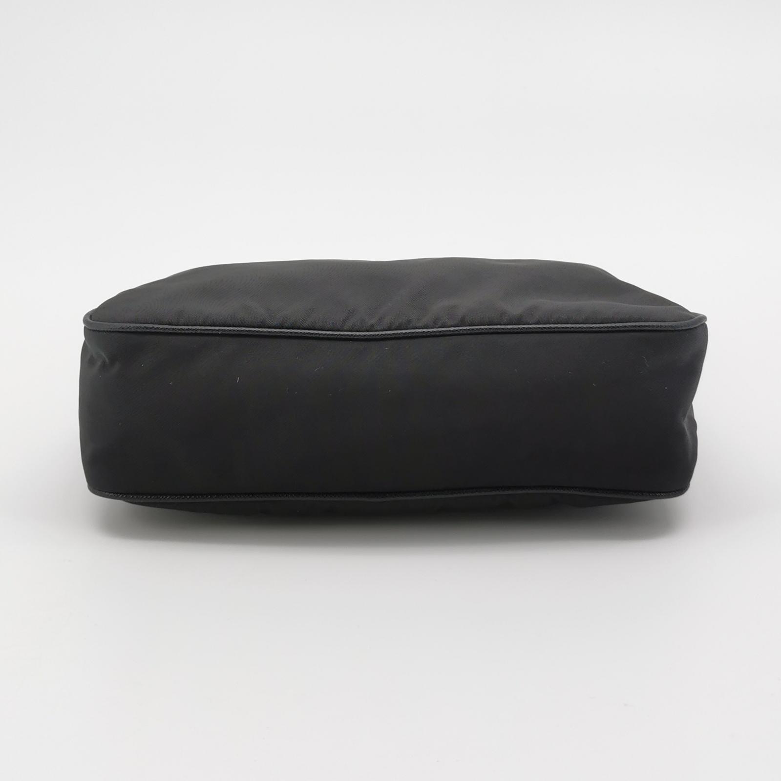 Prada Re-Edition 2005 Shoulder Bag Saffiano Leather — photo 6 of 18