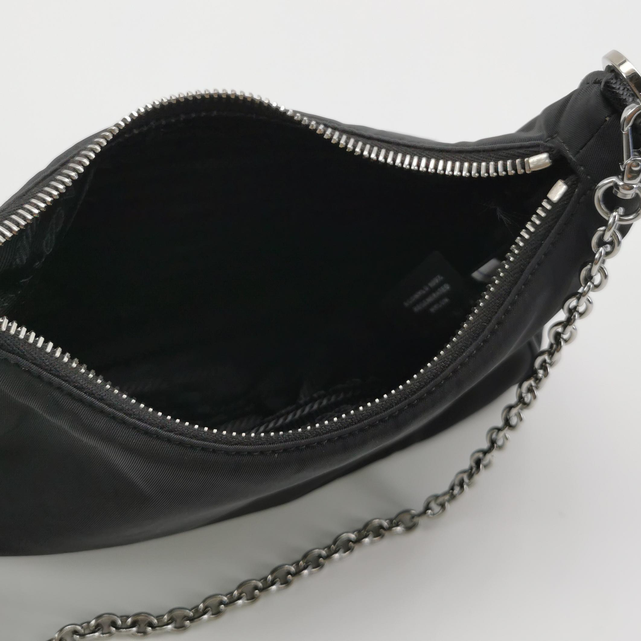 Prada Re-Edition 2005 Shoulder Bag Saffiano Leather — photo 8 of 18