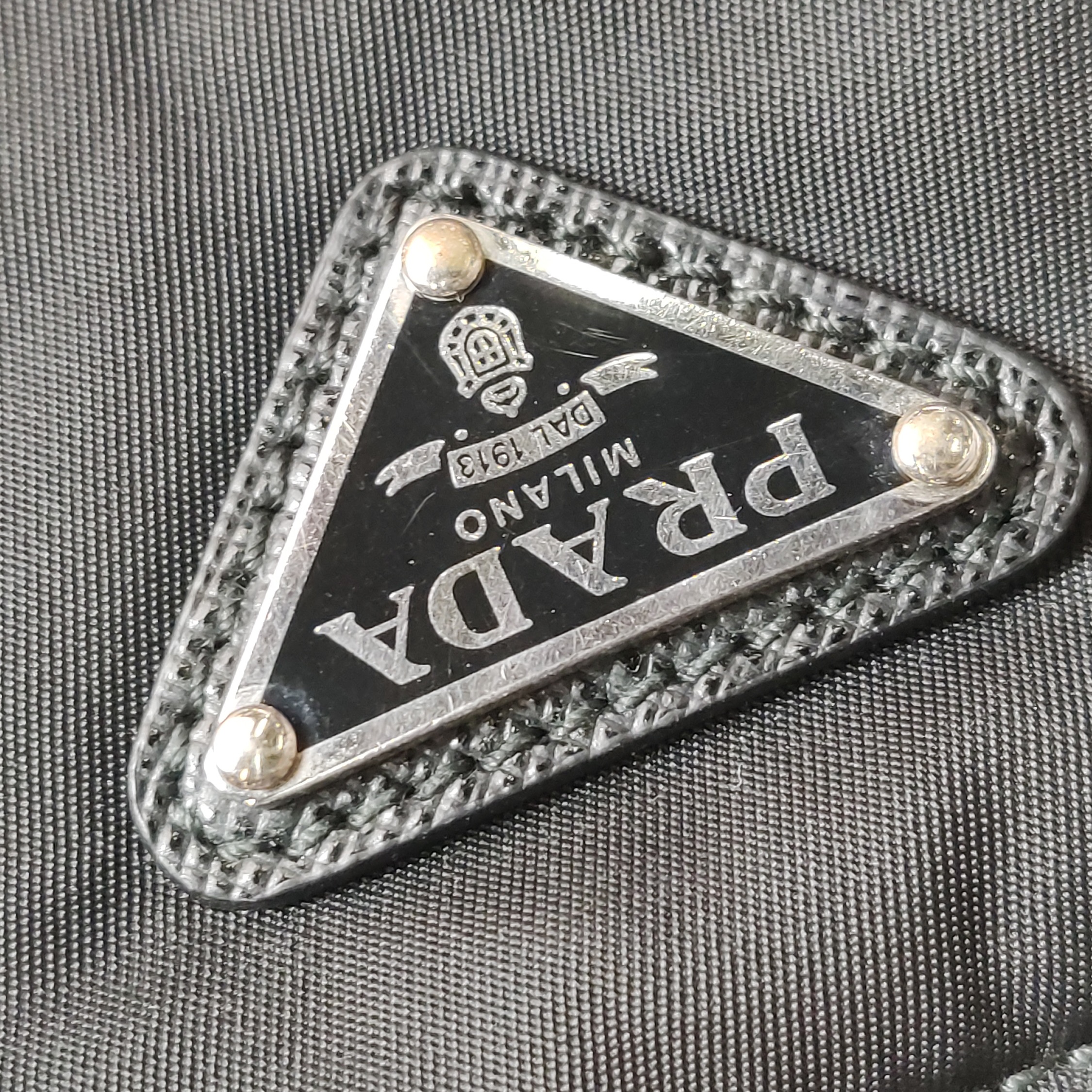 Prada Re-Edition 2005 Shoulder Bag Saffiano Leather — photo 10 of 18