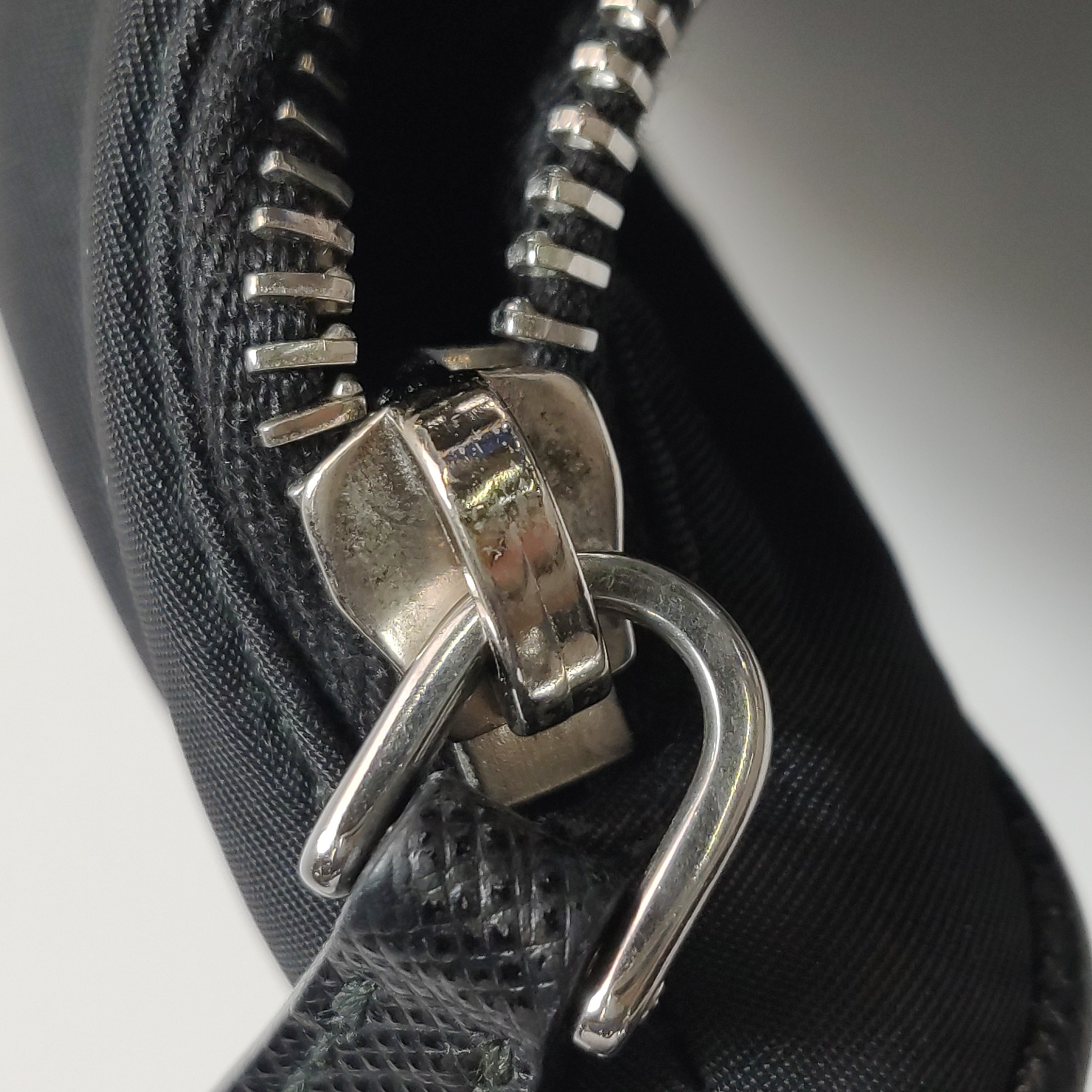 Prada Re-Edition 2005 Shoulder Bag Saffiano Leather — photo 11 of 18