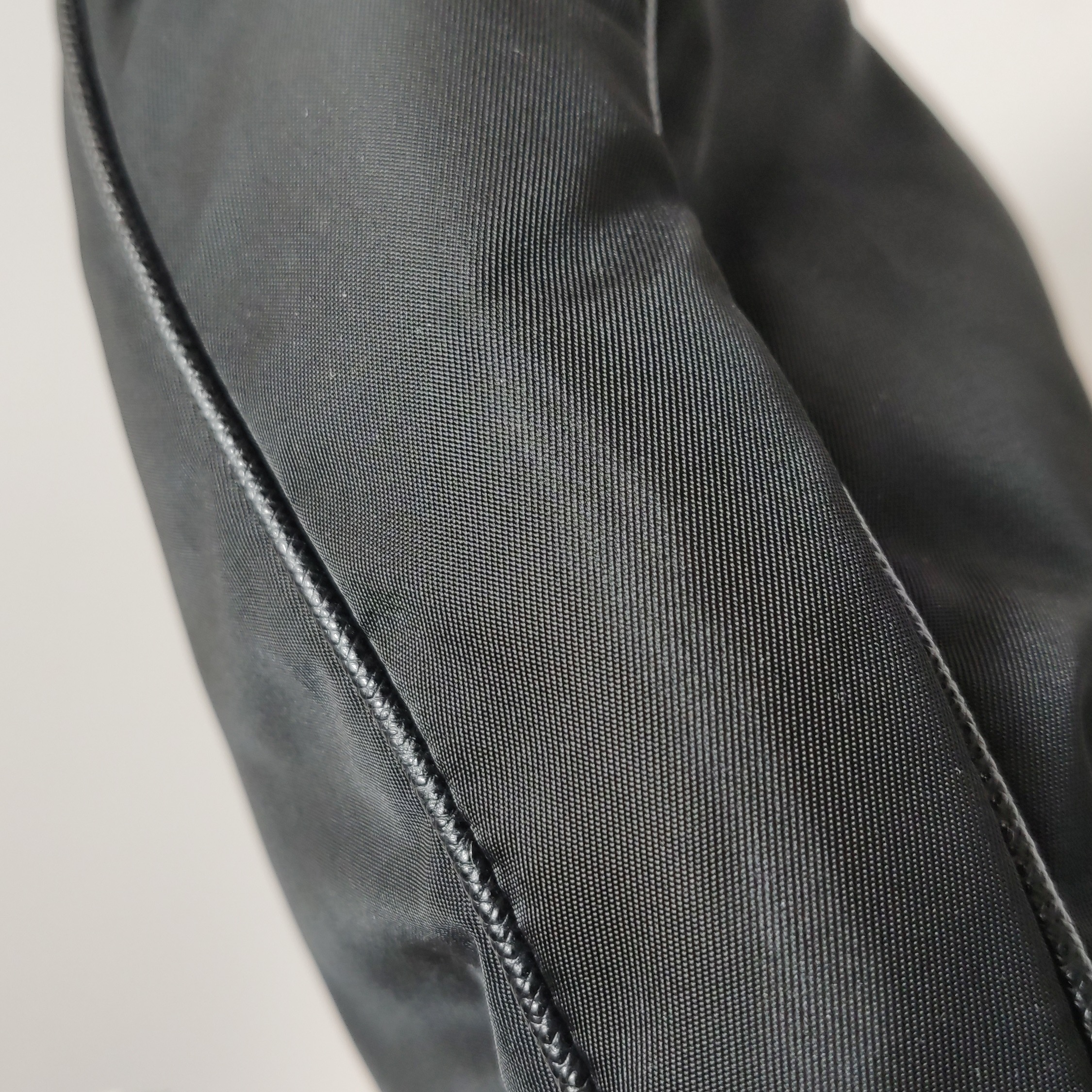 Prada Re-Edition 2005 Shoulder Bag Saffiano Leather — photo 17 of 18