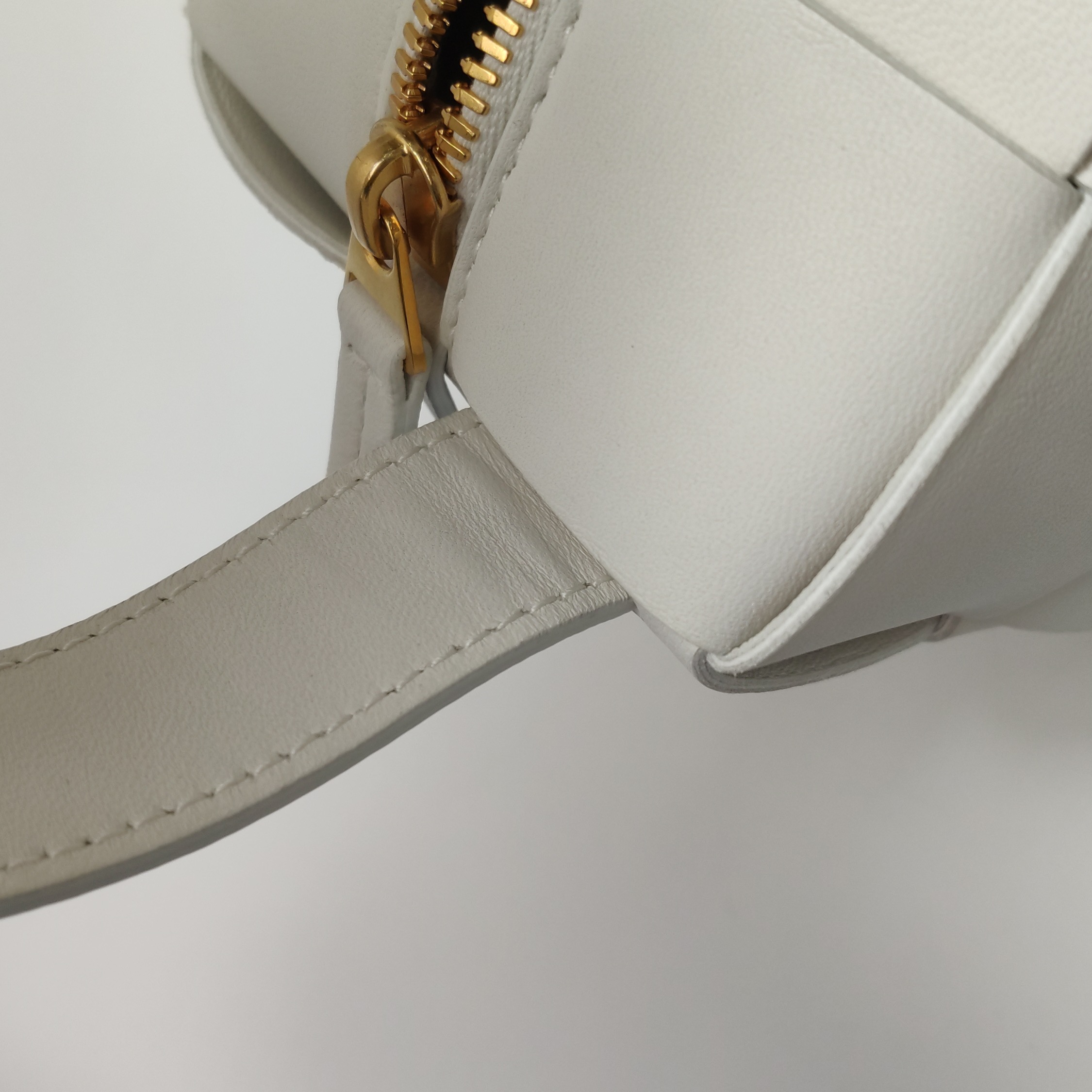 Bottega Veneta Brick Cassette Shoulder Bag Maxi Intrecciato Leather Small — photo 13 of 14