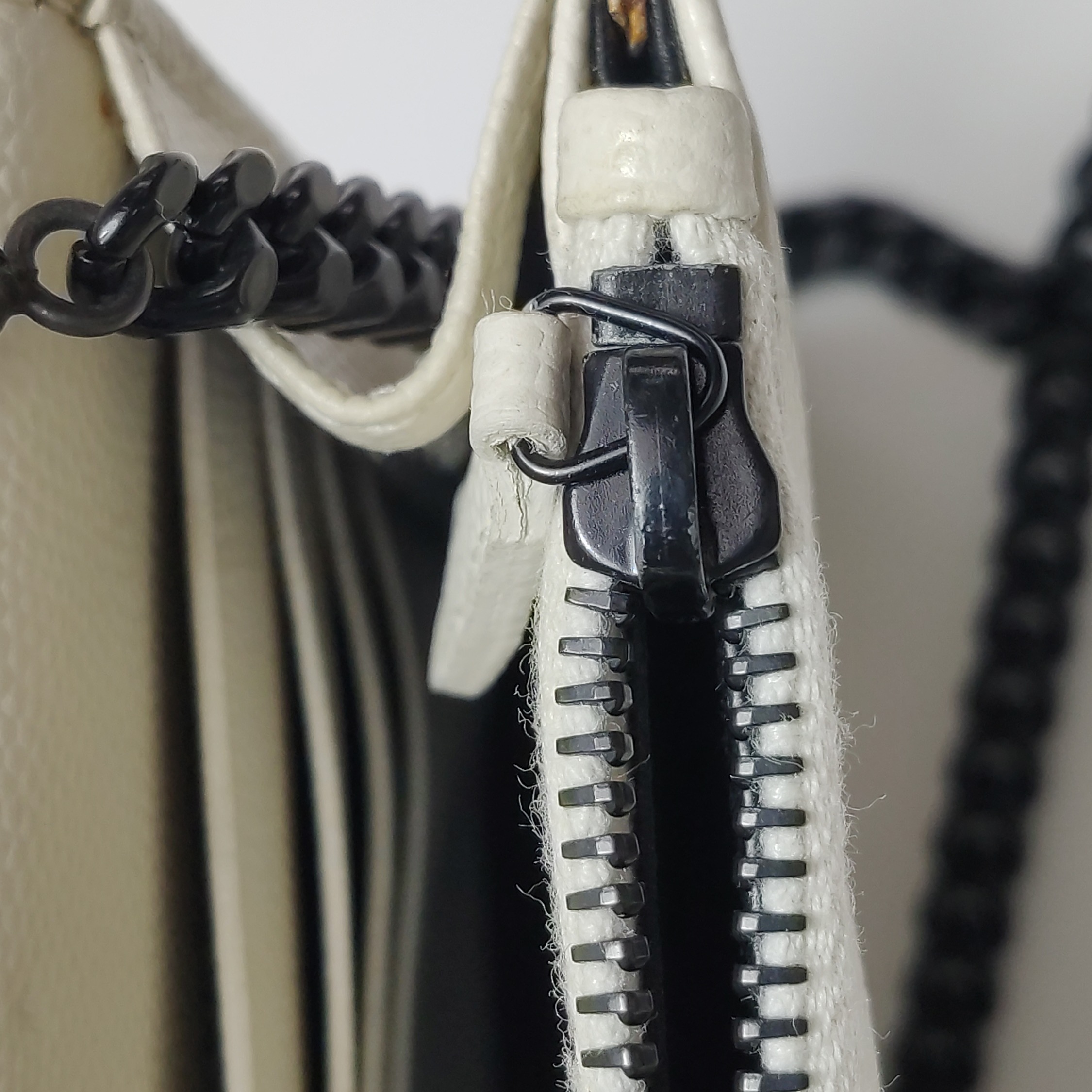 Saint Laurent Classic Monogram Wallet on Chain Matelasse Chevron Leather Small — photo 9 of 17
