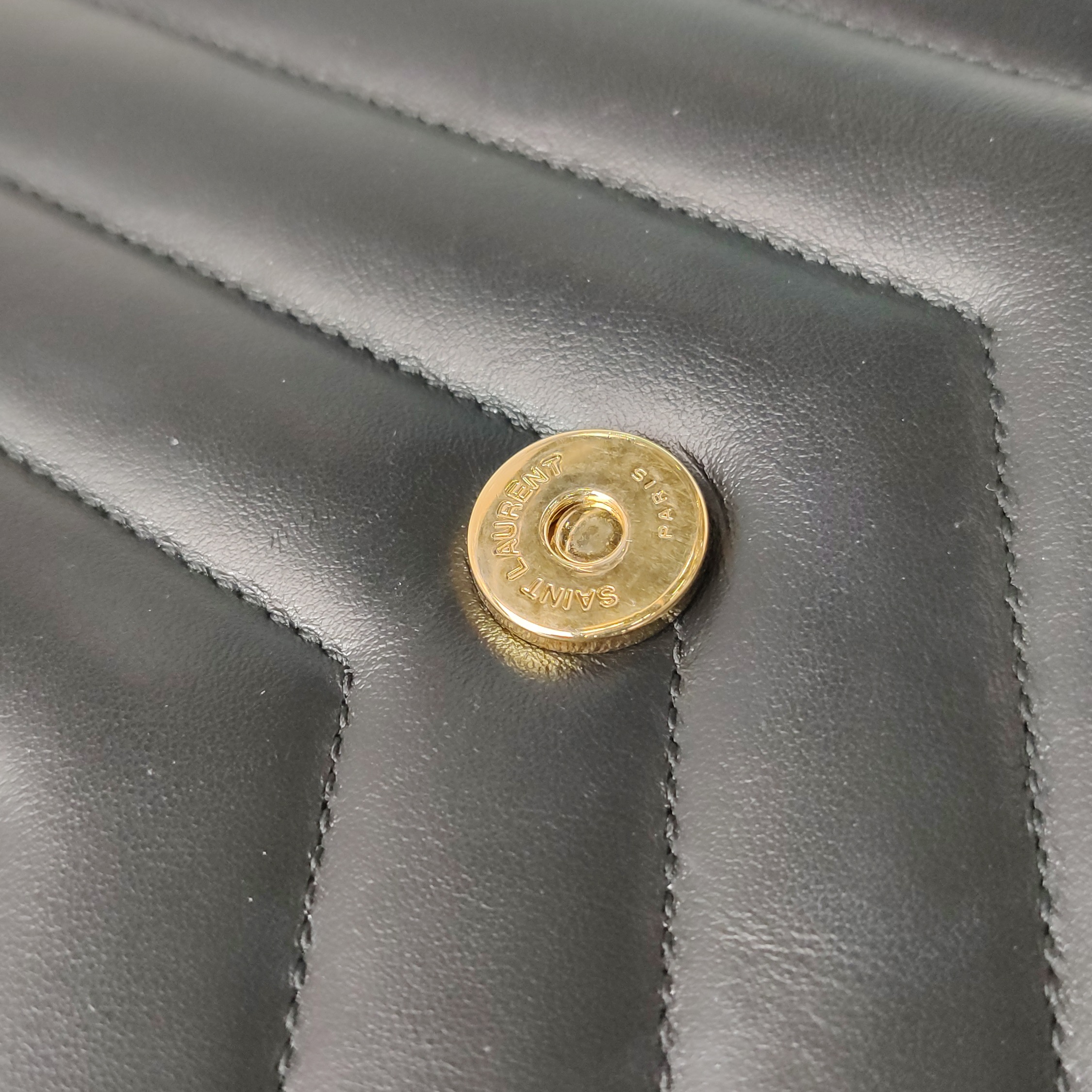 Saint Laurent Loulou Shoulder Bag Matelasse Chevron Leather Medium — photo 10 of 16