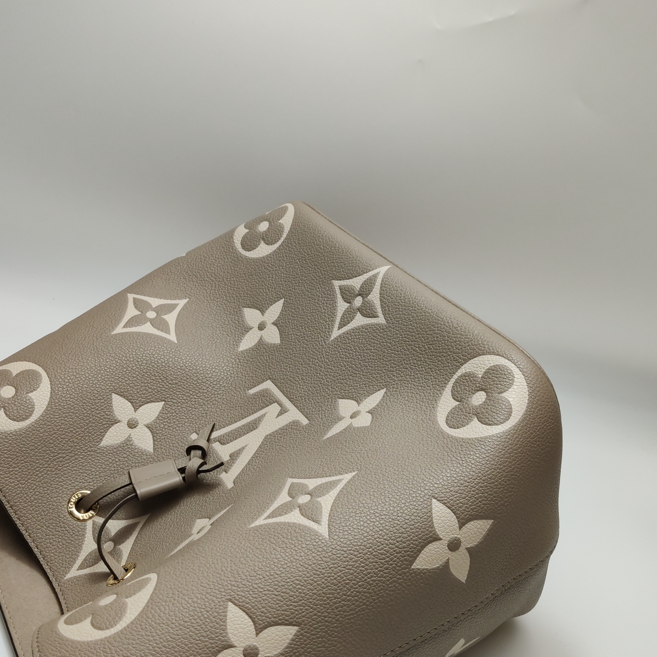 Louis Vuitton(LV) NeoNoe Handbag Bicolor Monogram Empreinte Giant MM — photo 9 of 12