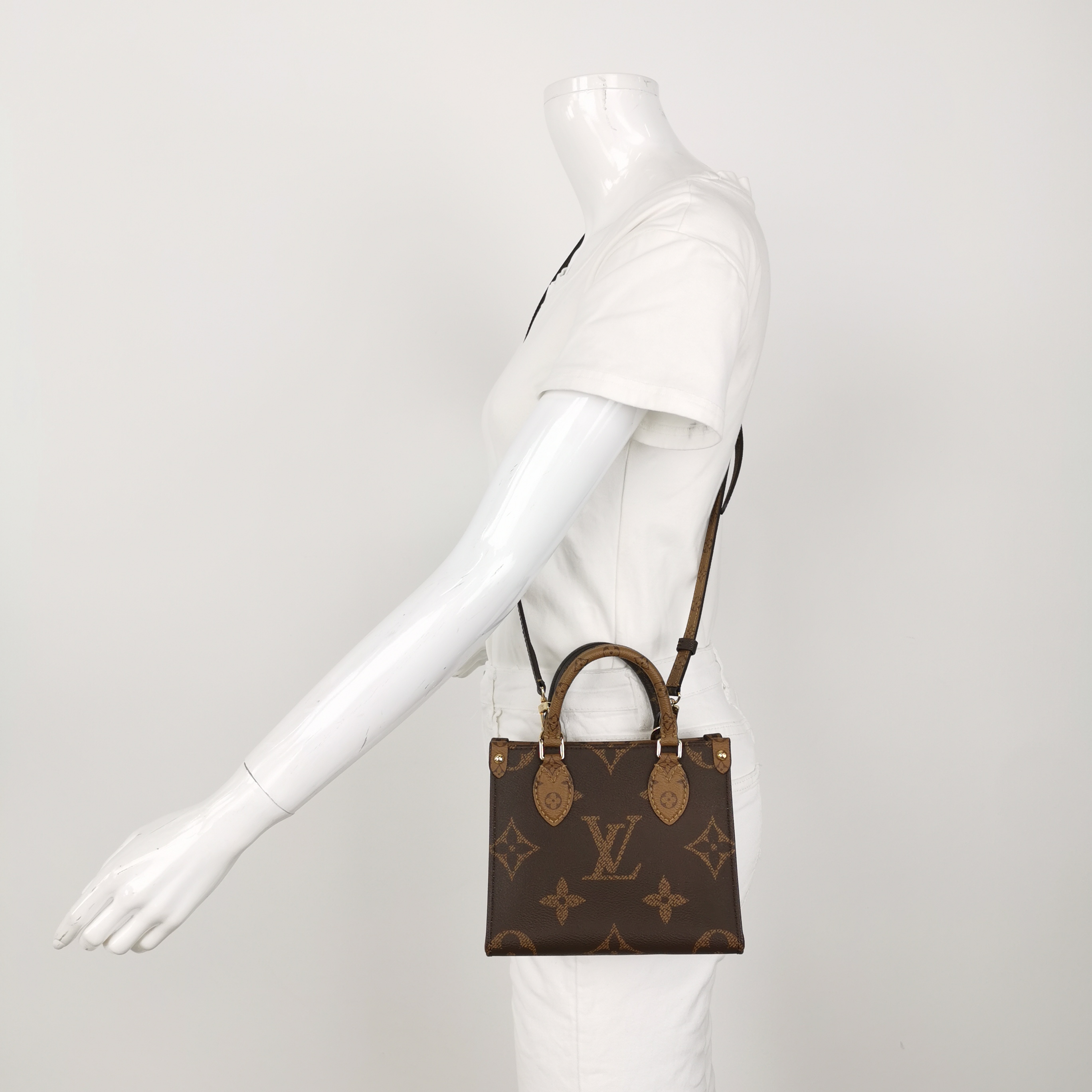 Louis Vuitton(LV) OnTheGo Tote Reverse Monogram Giant BB — alternate view