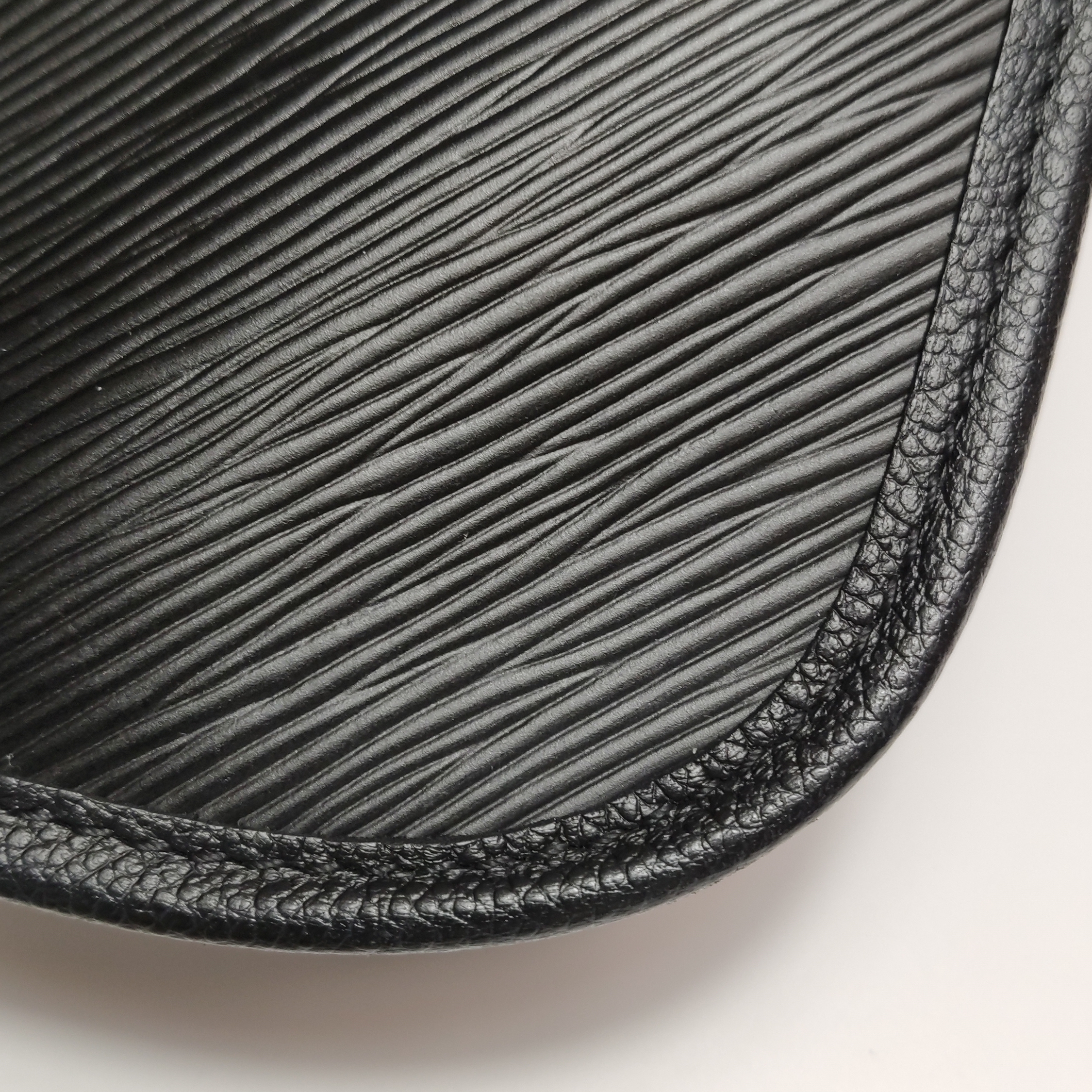 Louis Vuitton(LV) Buci Crossbody Bag Epi Leather — photo 10 of 15