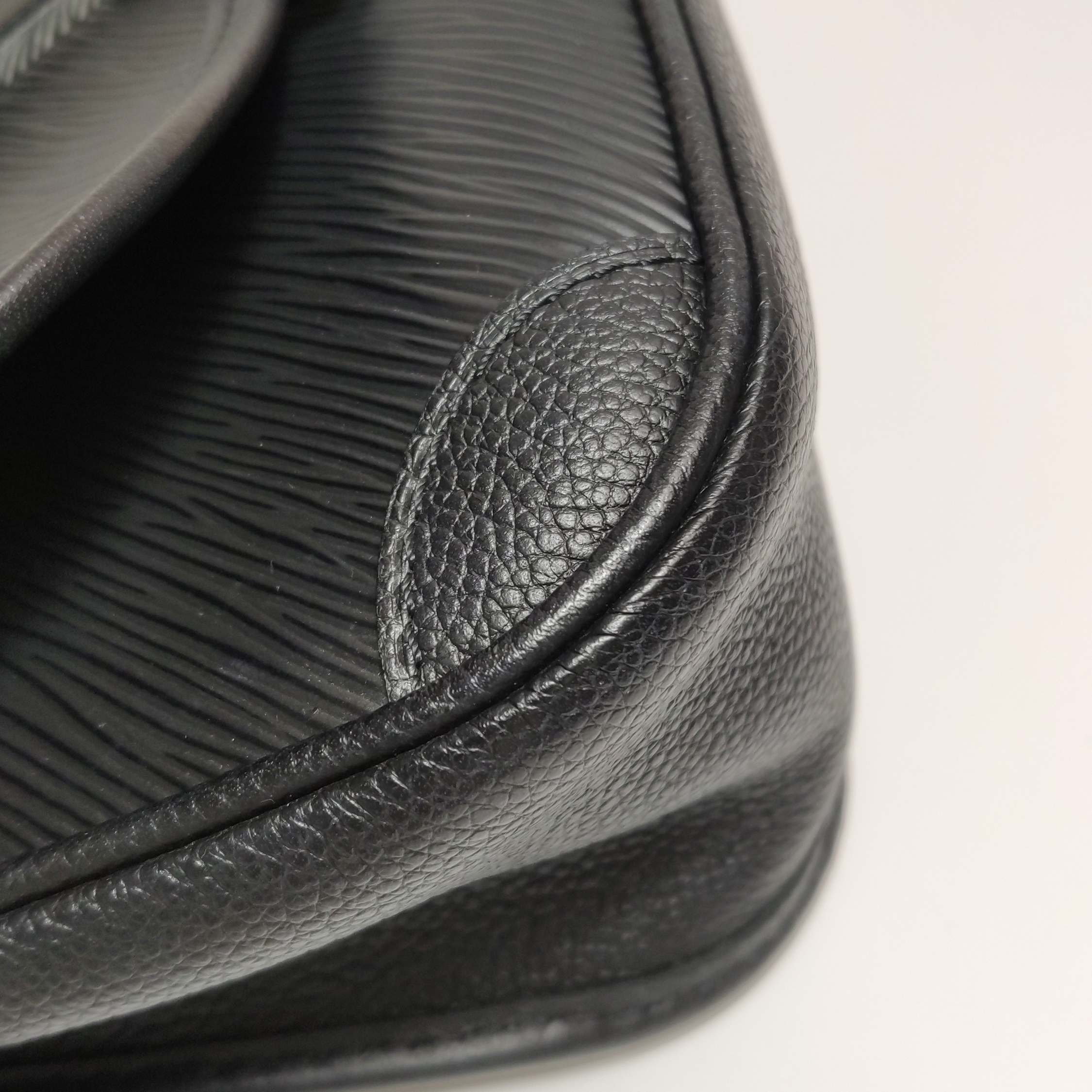 Louis Vuitton(LV) Buci Crossbody Bag Epi Leather — photo 11 of 15