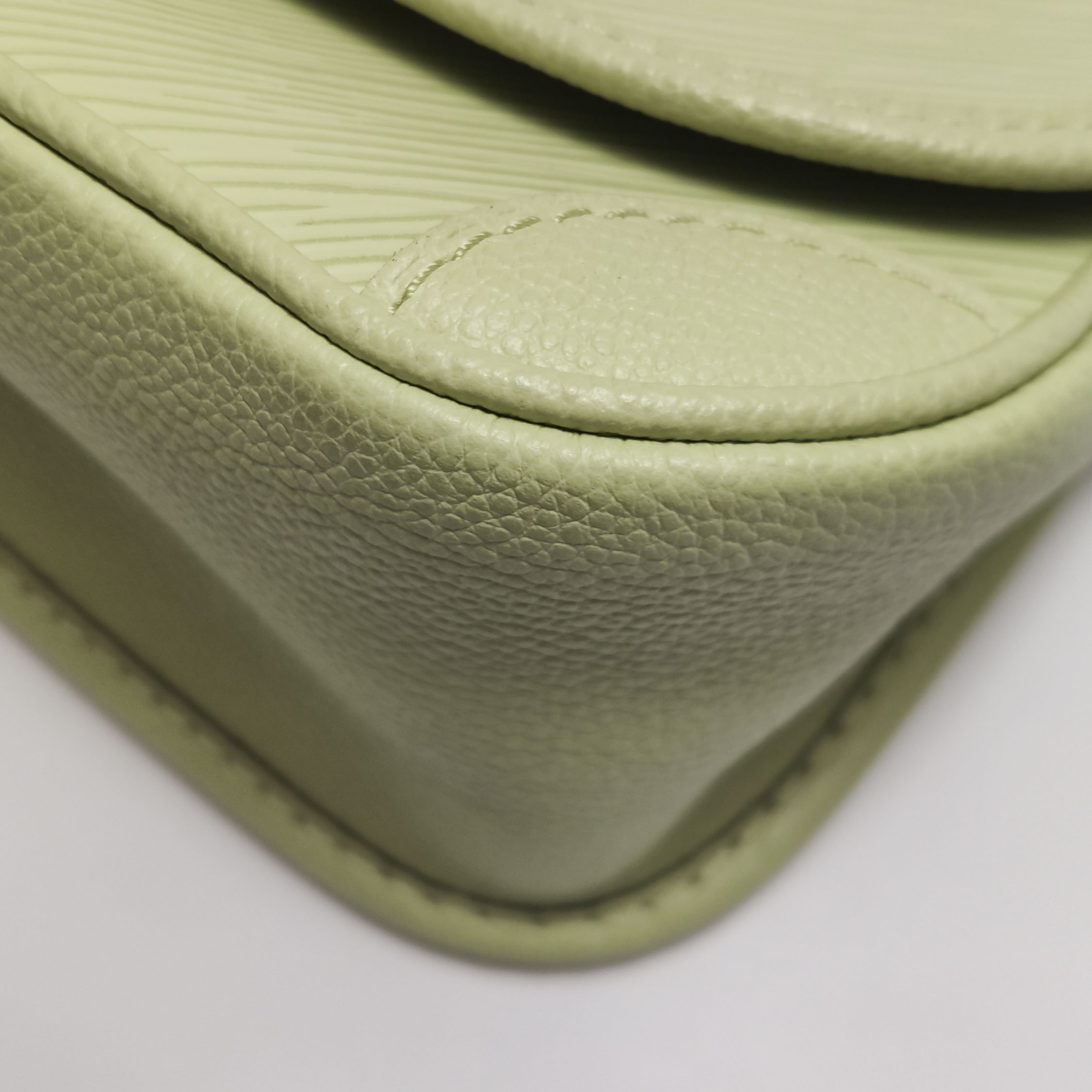Louis Vuitton(LV) Buci Crossbody Bag Epi Leather — photo 9 of 14