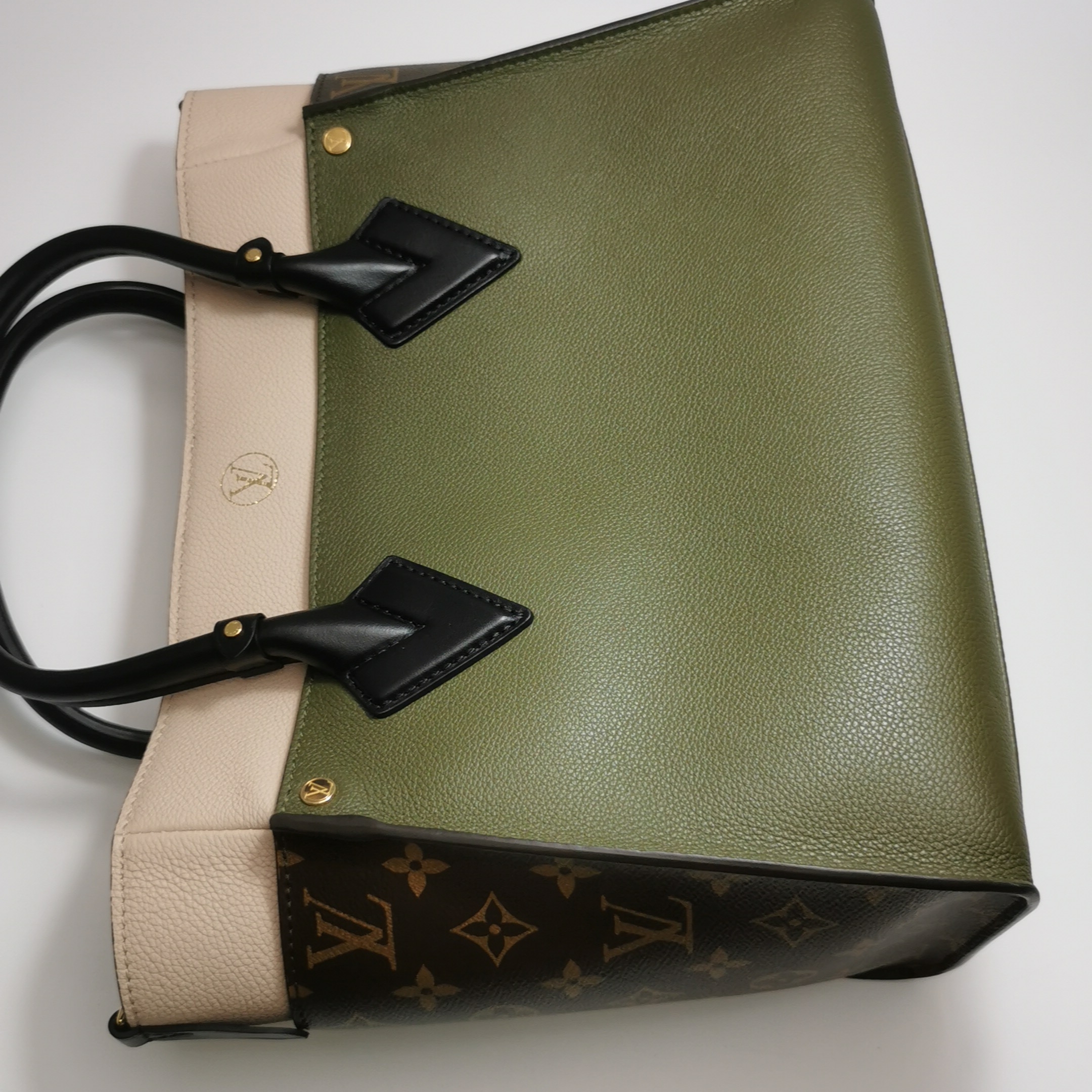 Louis Vuitton(LV) On My Side Tote Leather with Monogram Canvas MM — photo 7 of 15