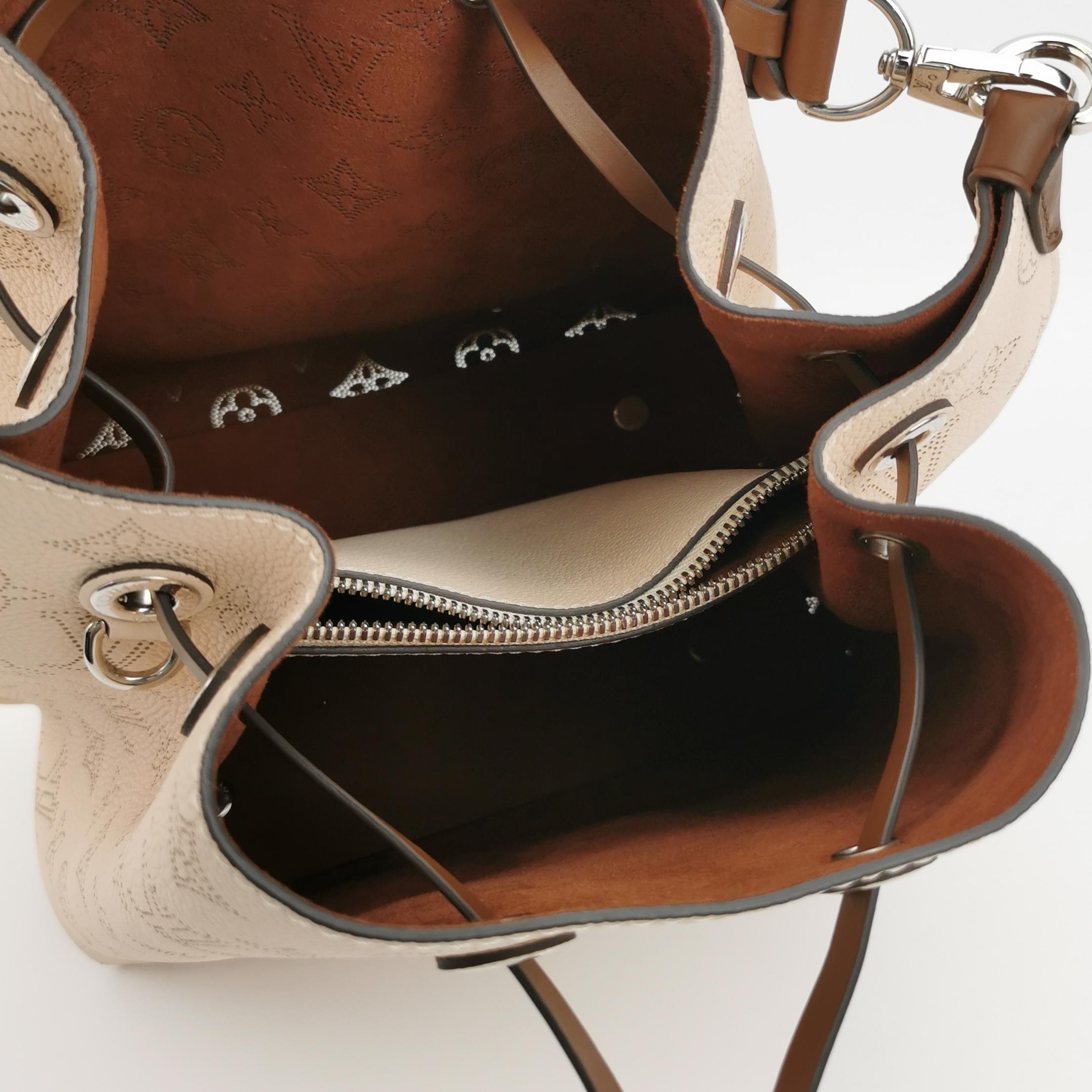 Louis Vuitton(LV) Muria Bucket Bag Mahina Leather — photo 9 of 15