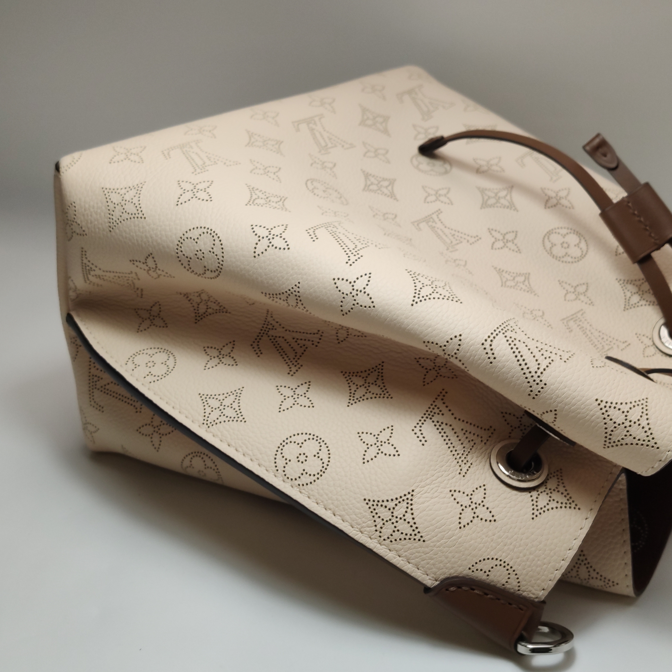 Louis Vuitton(LV) Muria Bucket Bag Mahina Leather — photo 8 of 15
