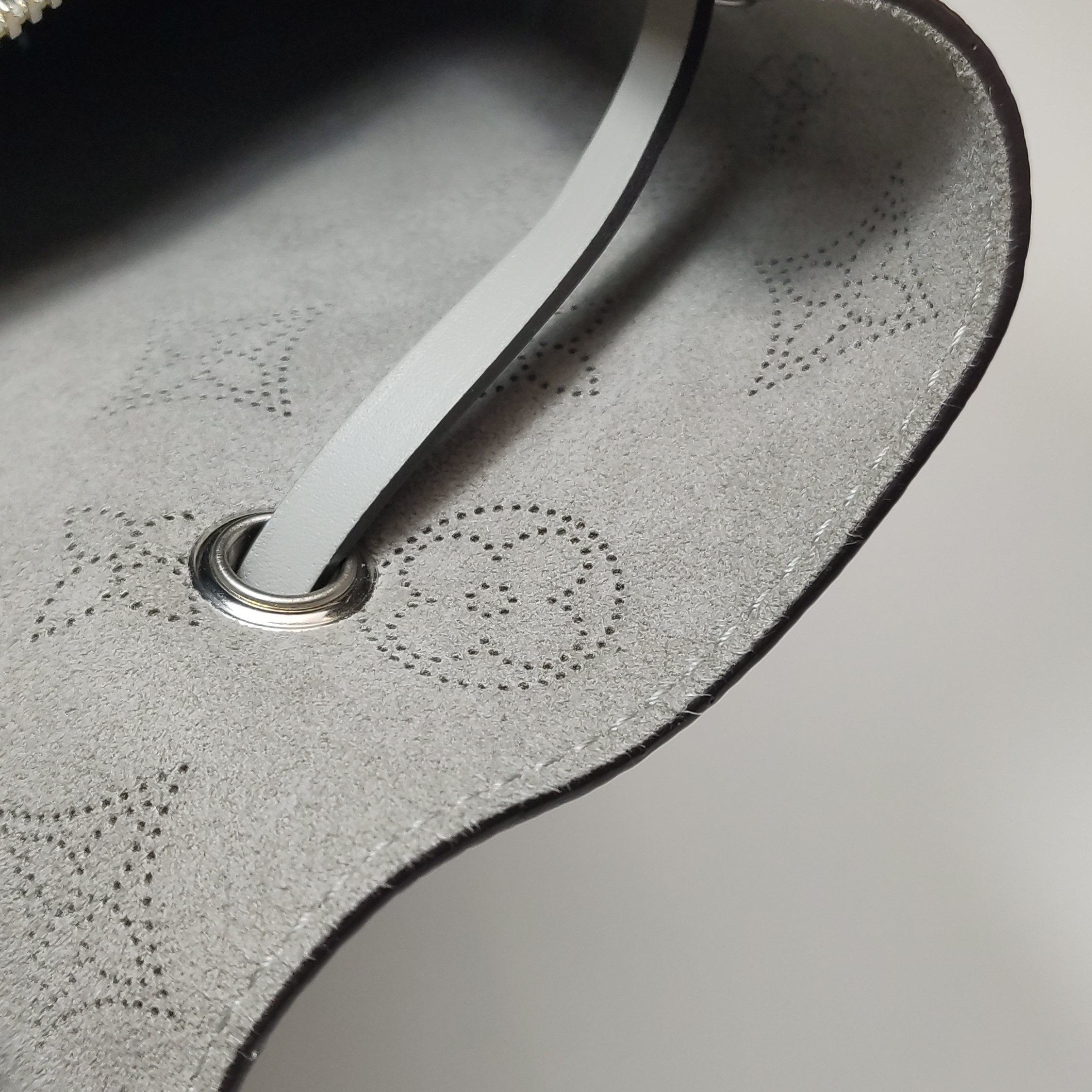 Louis Vuitton(LV) Muria Bucket Bag Mahina Leather — photo 9 of 13