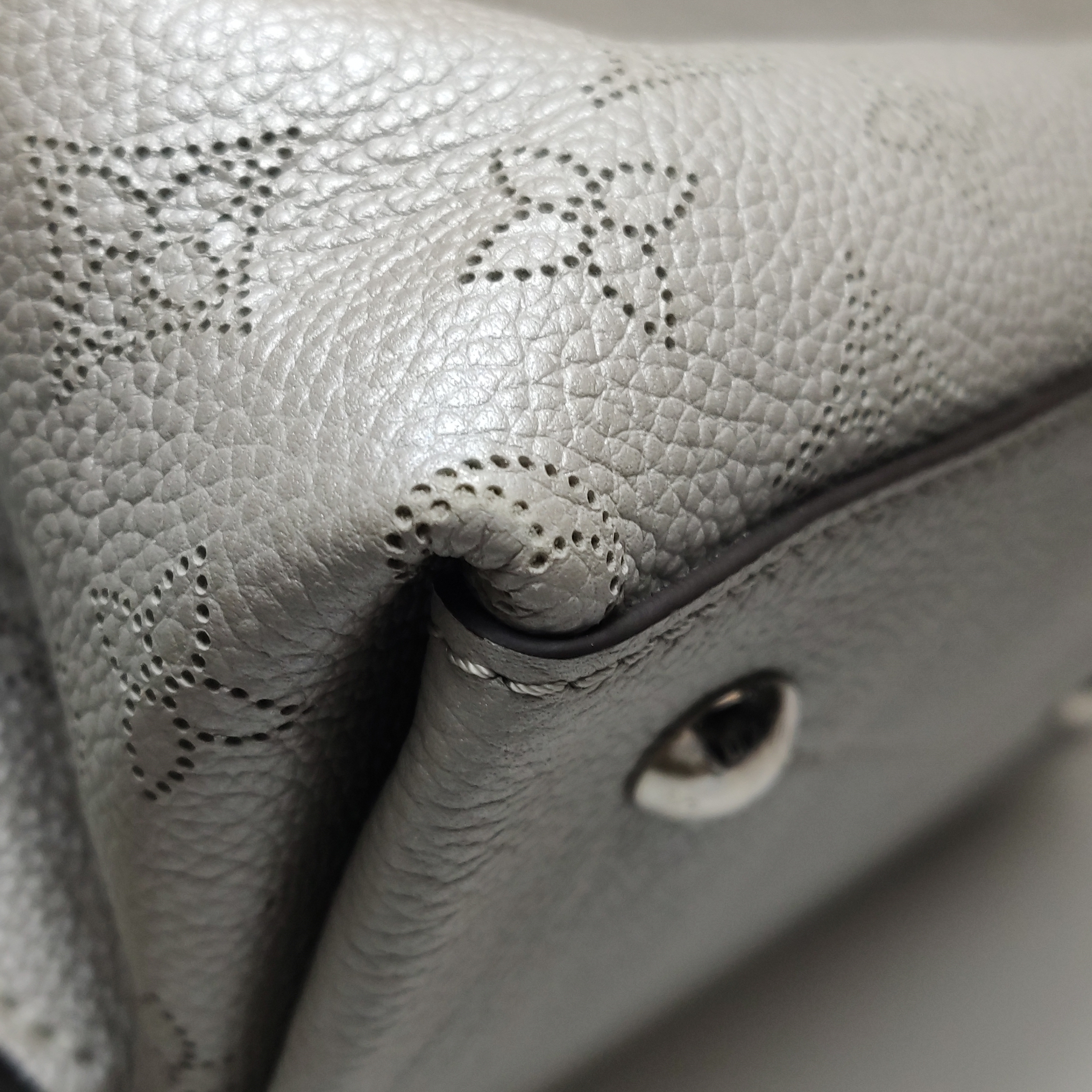 Louis Vuitton(LV) Muria Bucket Bag Mahina Leather — photo 10 of 13