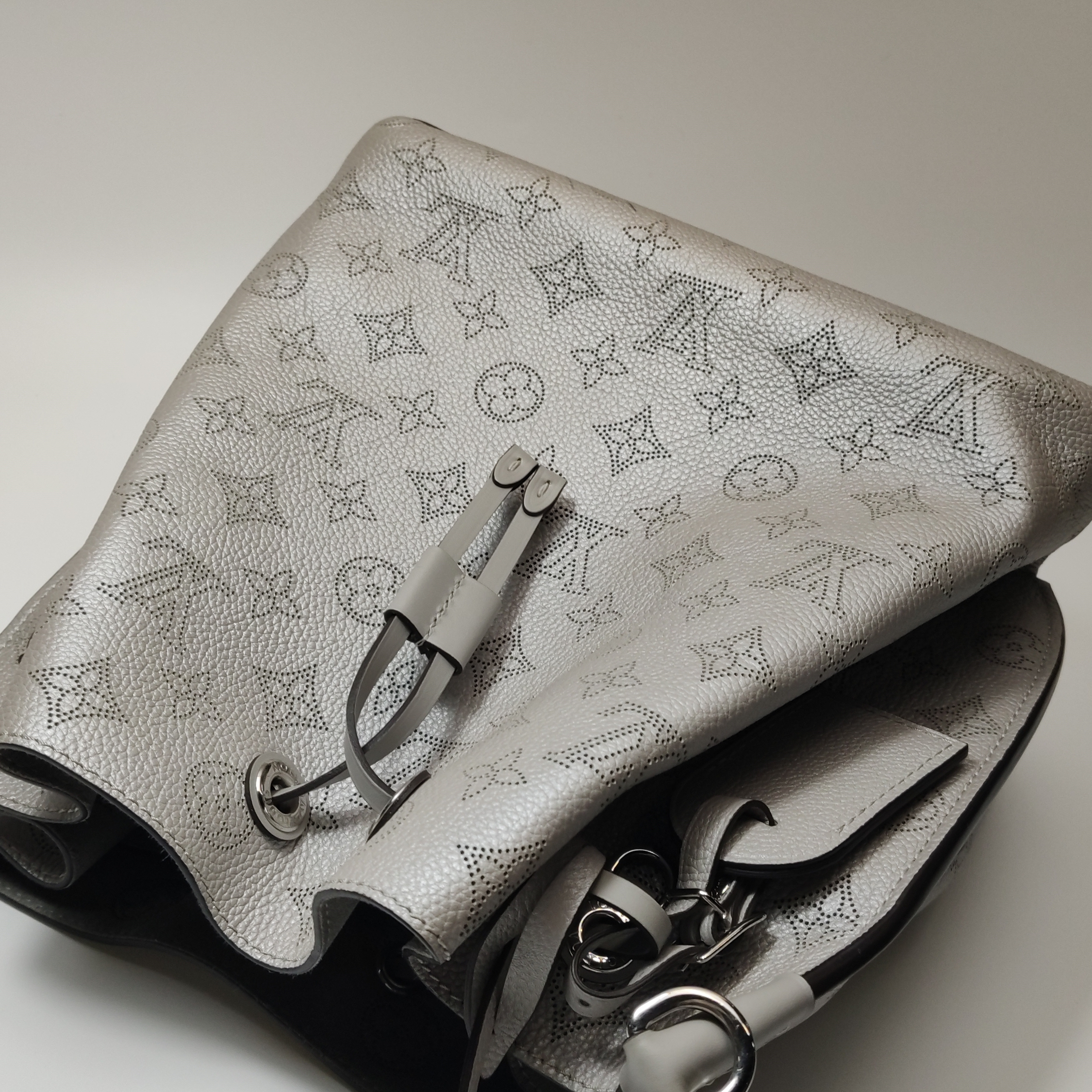 Louis Vuitton(LV) Muria Bucket Bag Mahina Leather — photo 7 of 13