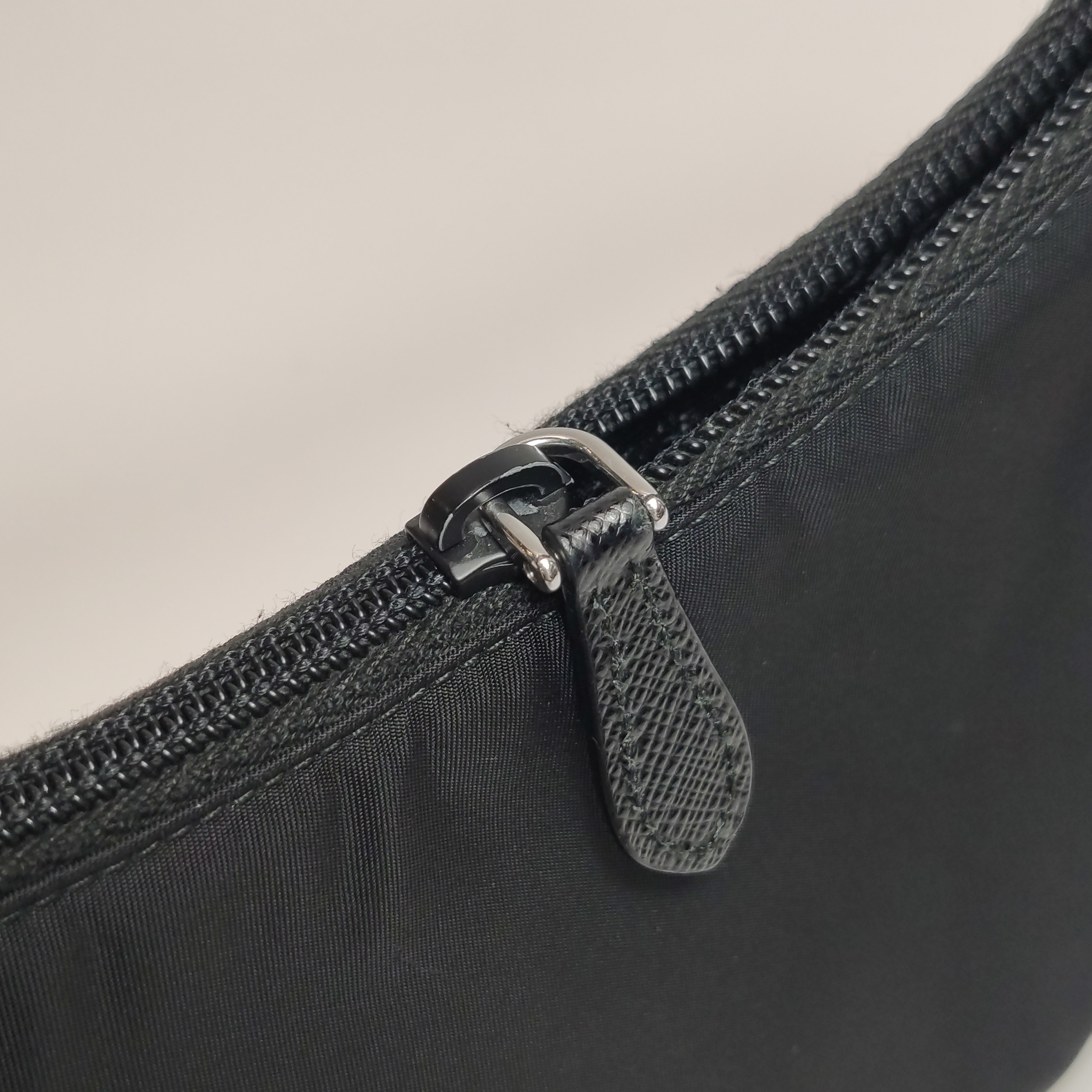 Prada Re-Edition 2000 Hobo Tessuto Mini — photo 10 of 12
