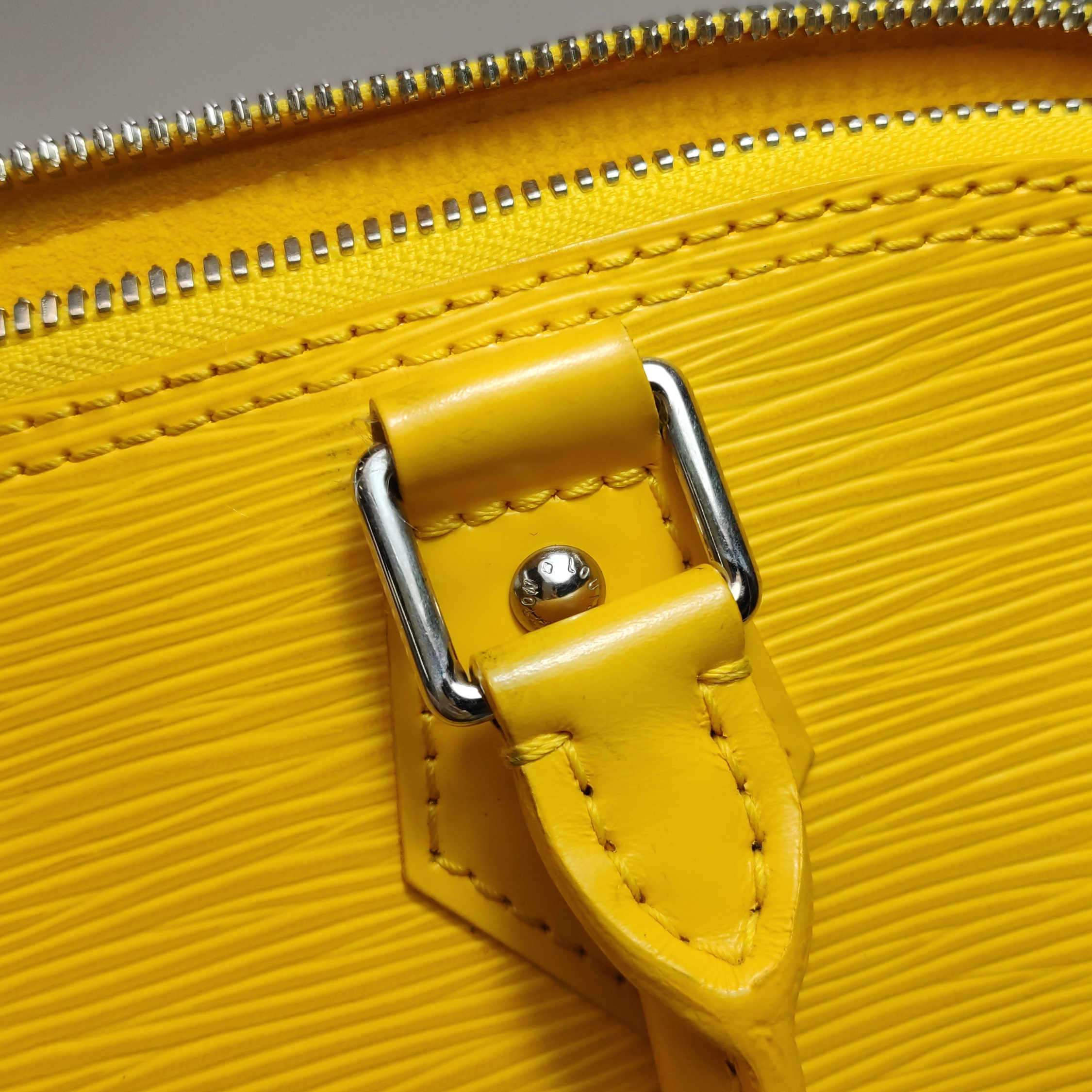 Louis Vuitton(LV) Alma Handbag Epi Leather Large — photo 10 of 14