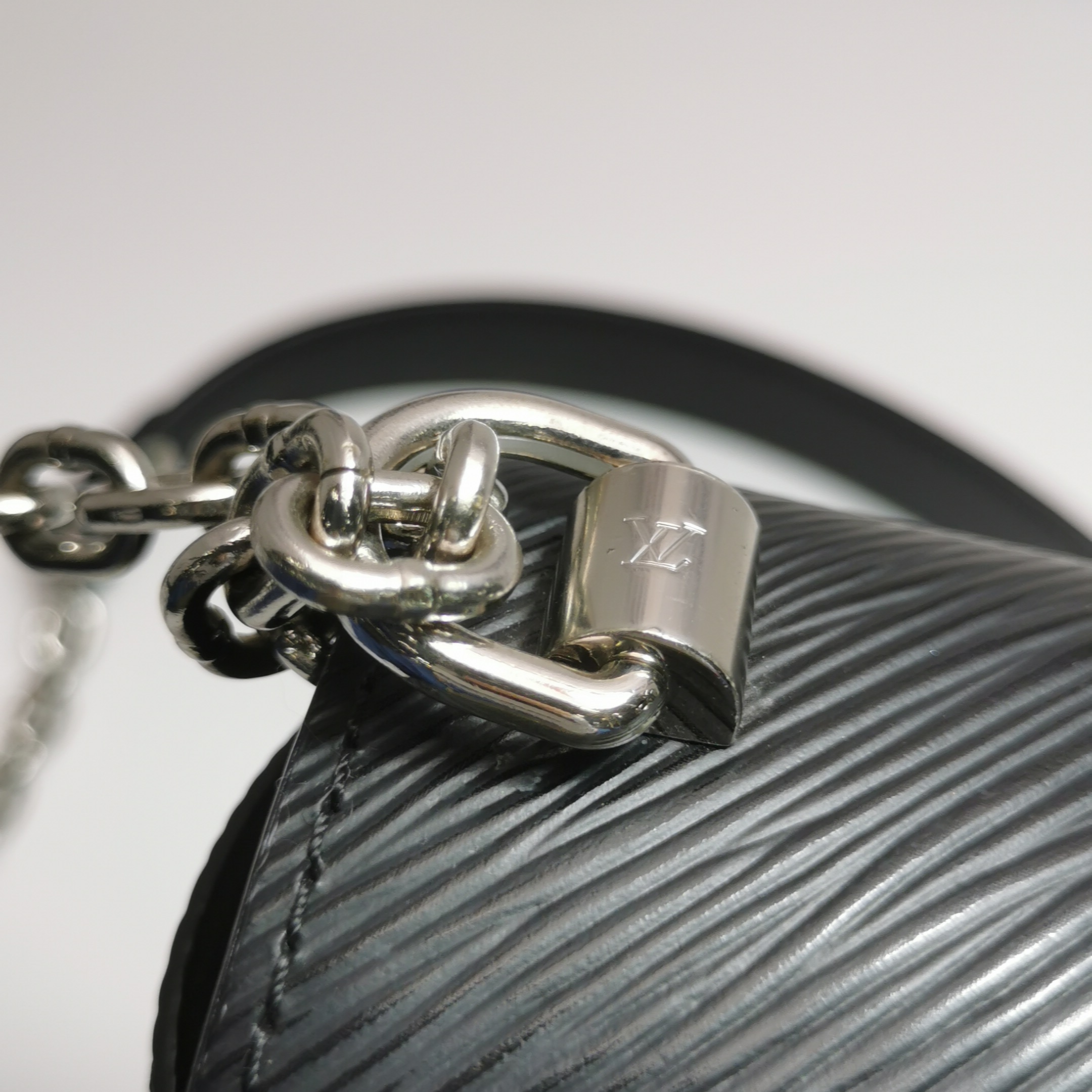 Louis Vuitton(LV) Twist Handbag Epi Leather Medium — photo 12 of 16