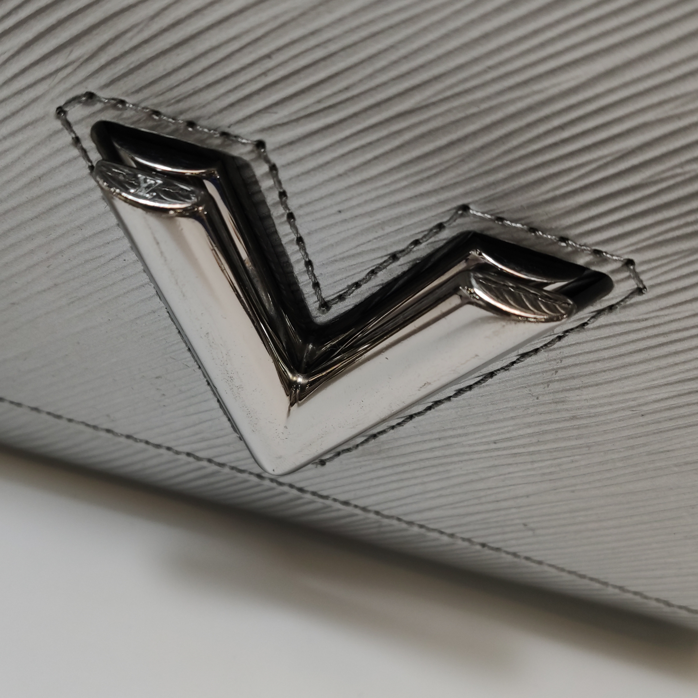 Louis Vuitton(LV) Twist Handbag Epi Leather Small — photo 13 of 16