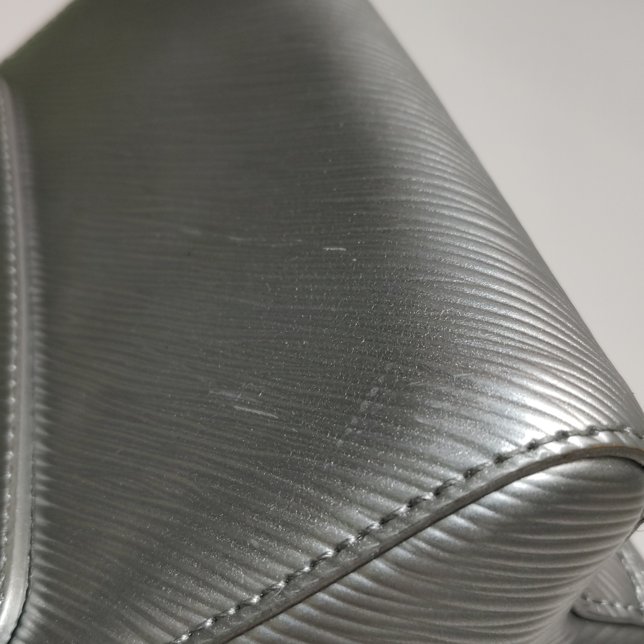 Louis Vuitton(LV) Twist Handbag Epi Leather Small — photo 8 of 16