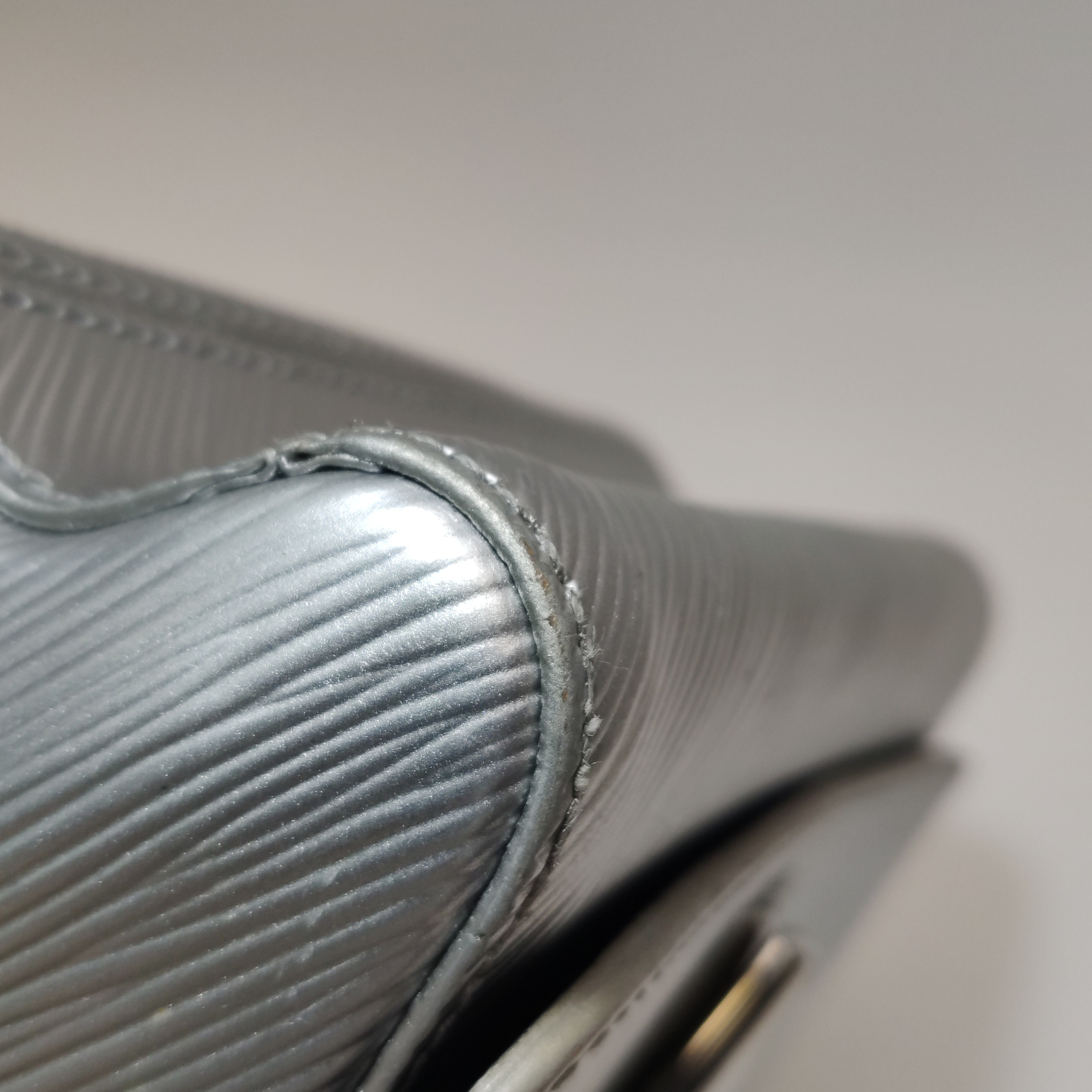 Louis Vuitton(LV) Twist Handbag Epi Leather Small — photo 11 of 16