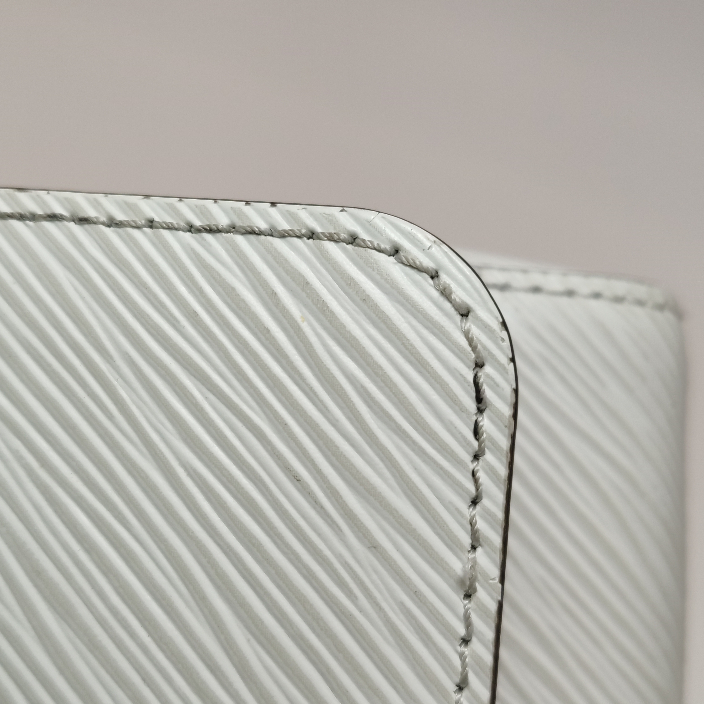 Louis Vuitton(LV) Twist Handbag Epi Leather Small — photo 8 of 15