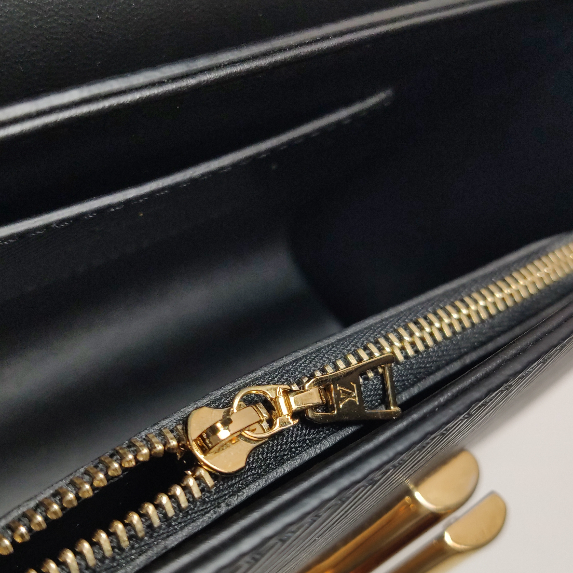 Louis Vuitton(LV) Twist Handbag Epi Leather Small — photo 11 of 15