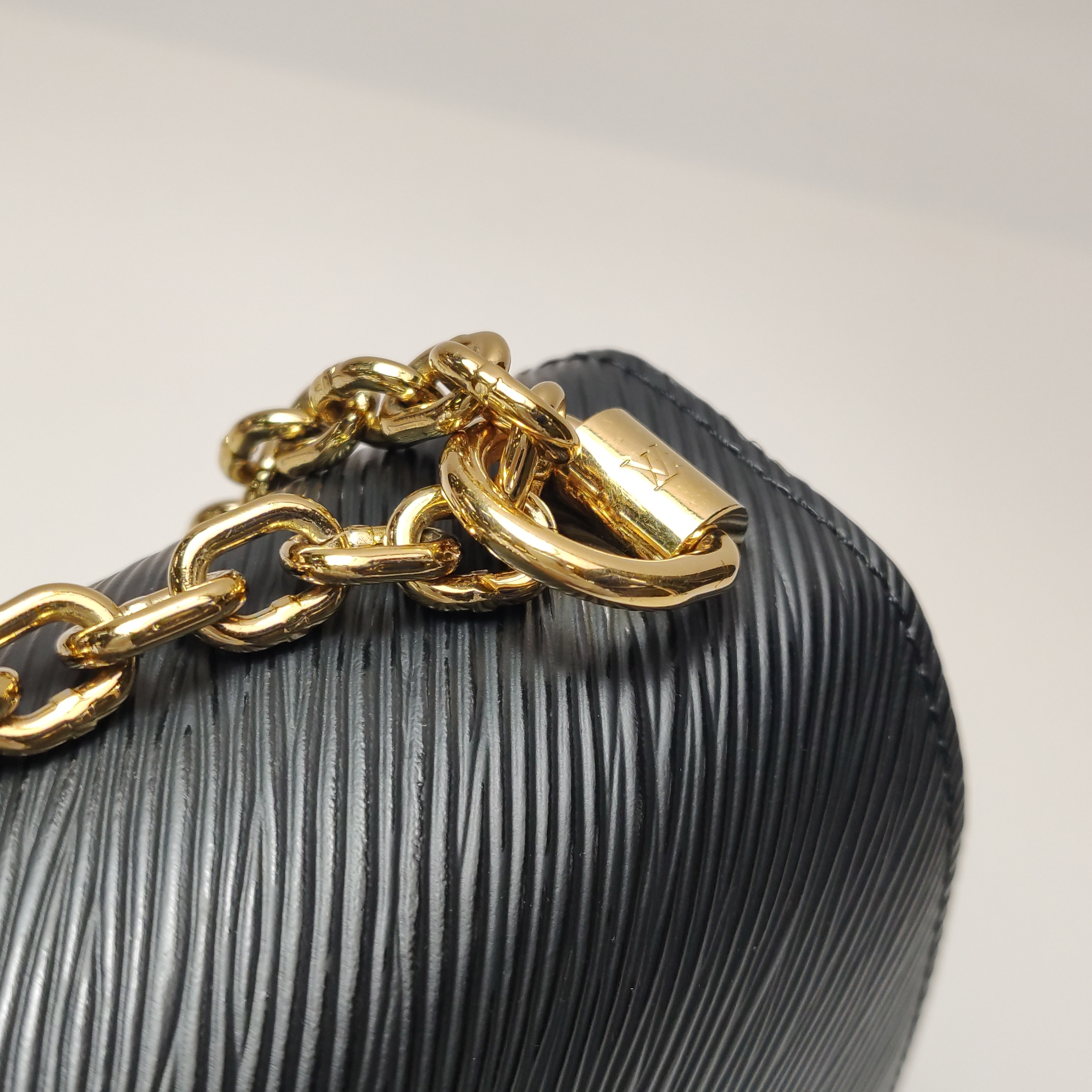 Louis Vuitton(LV) Twist Handbag Epi Leather Small — photo 13 of 15
