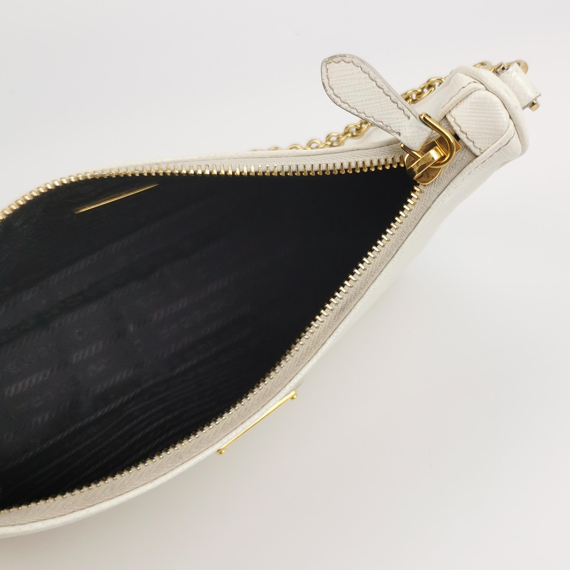 Prada Re-Edition 2005 Shoulder Bag Saffiano Leather Small — photo 9 of 16