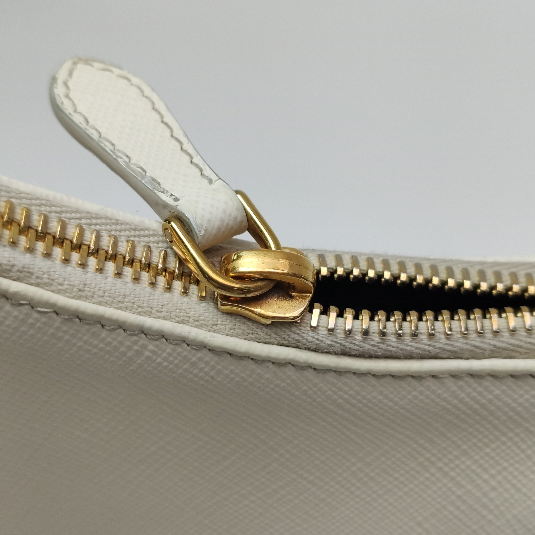 Prada Re-Edition 2005 Shoulder Bag Saffiano Leather Small — photo 13 of 16
