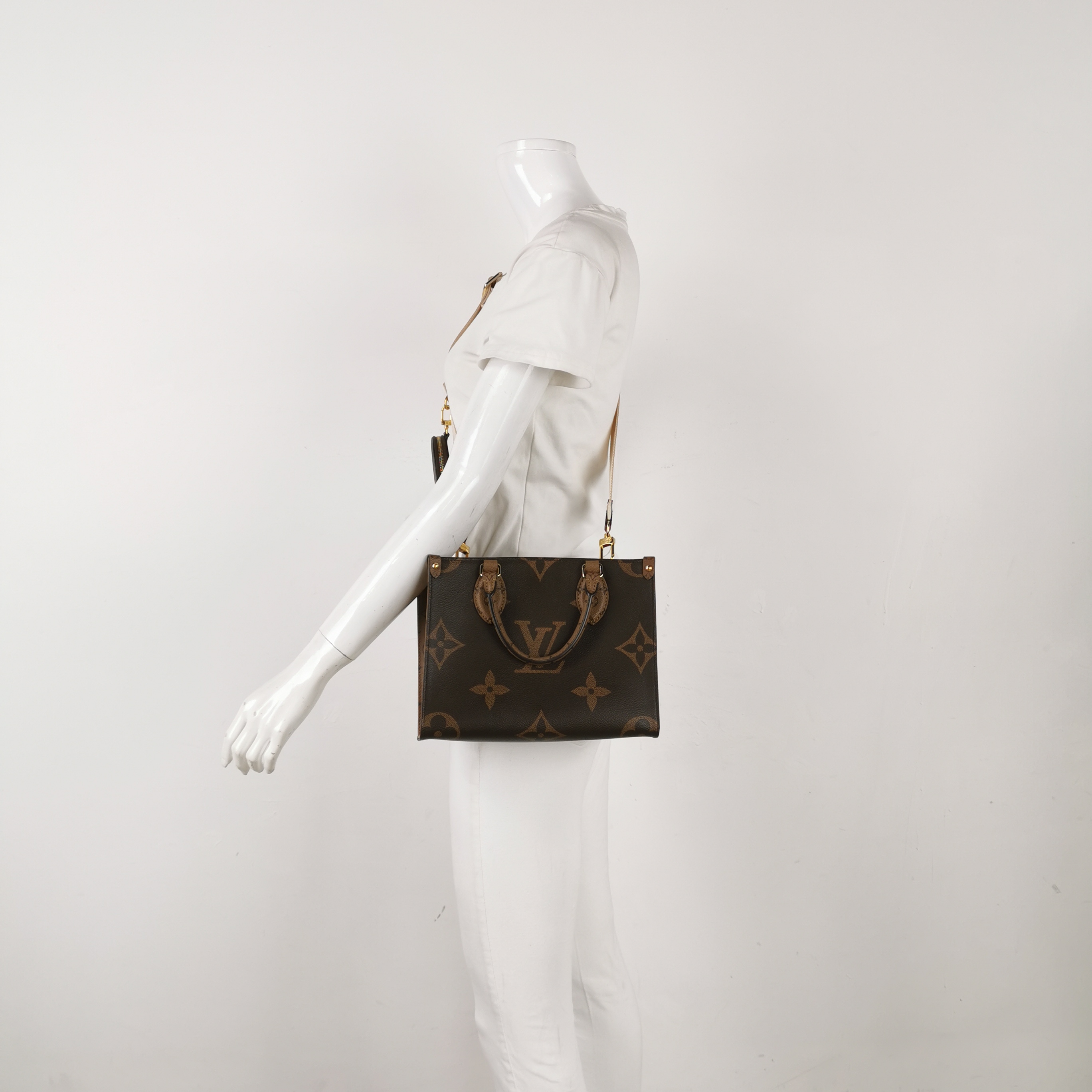 Louis Vuitton(LV) OnTheGo Tote Reverse Monogram Giant PM — alternate view