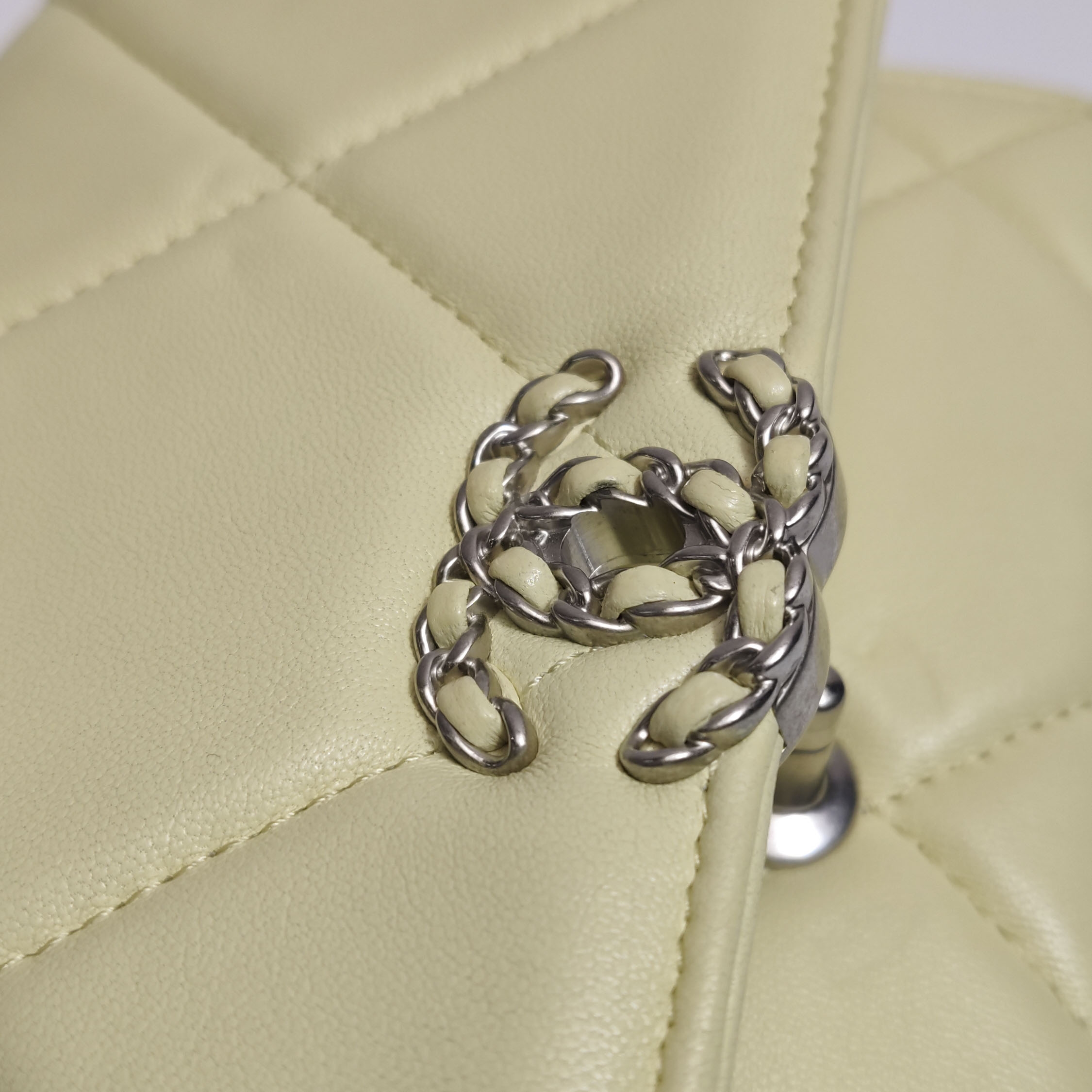 Chanel 19 Wallet on Chain Quilted Goatskin — photo 8 of 15