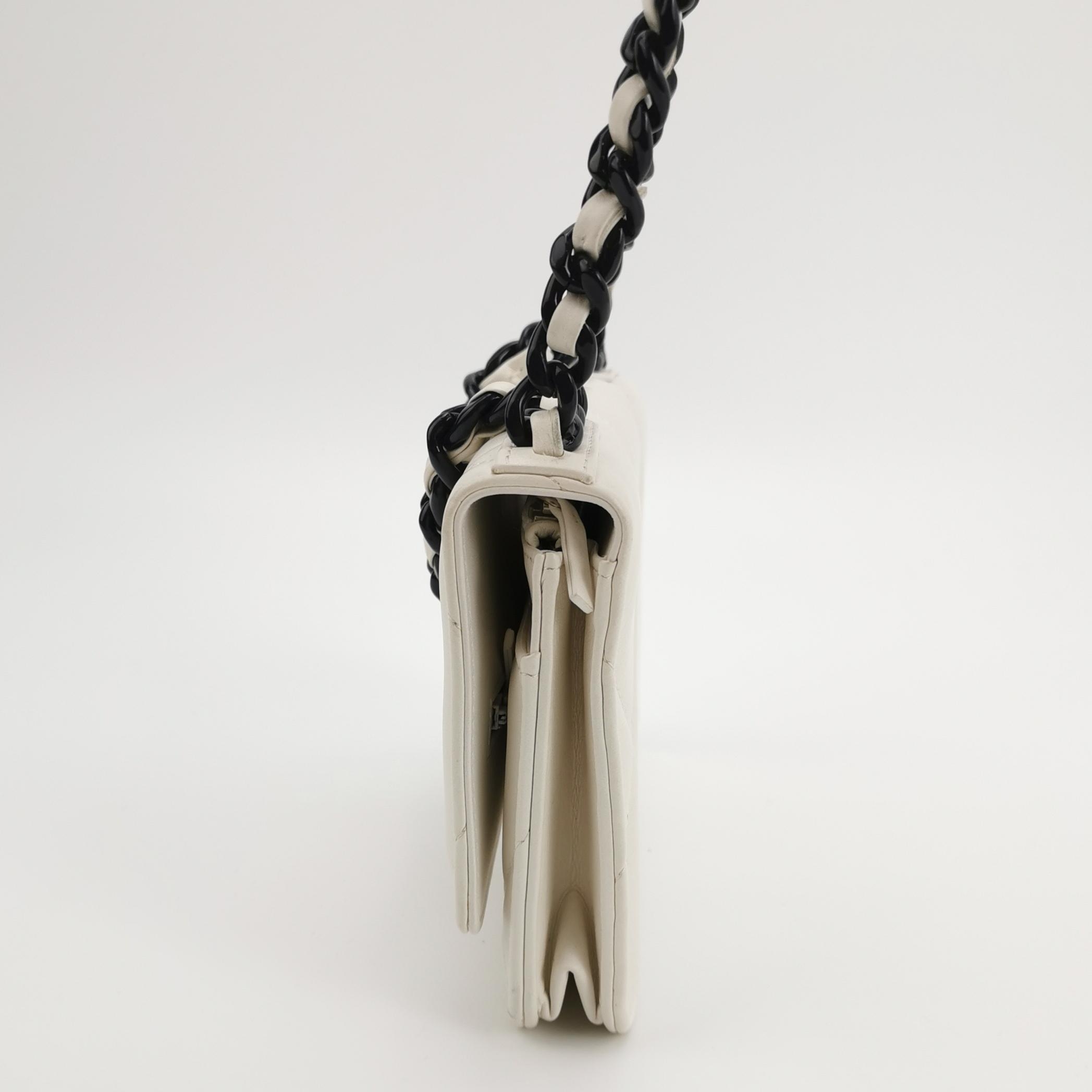 Chanel 19 Wallet on Chain Quilted Goatskin — photo 3 of 16