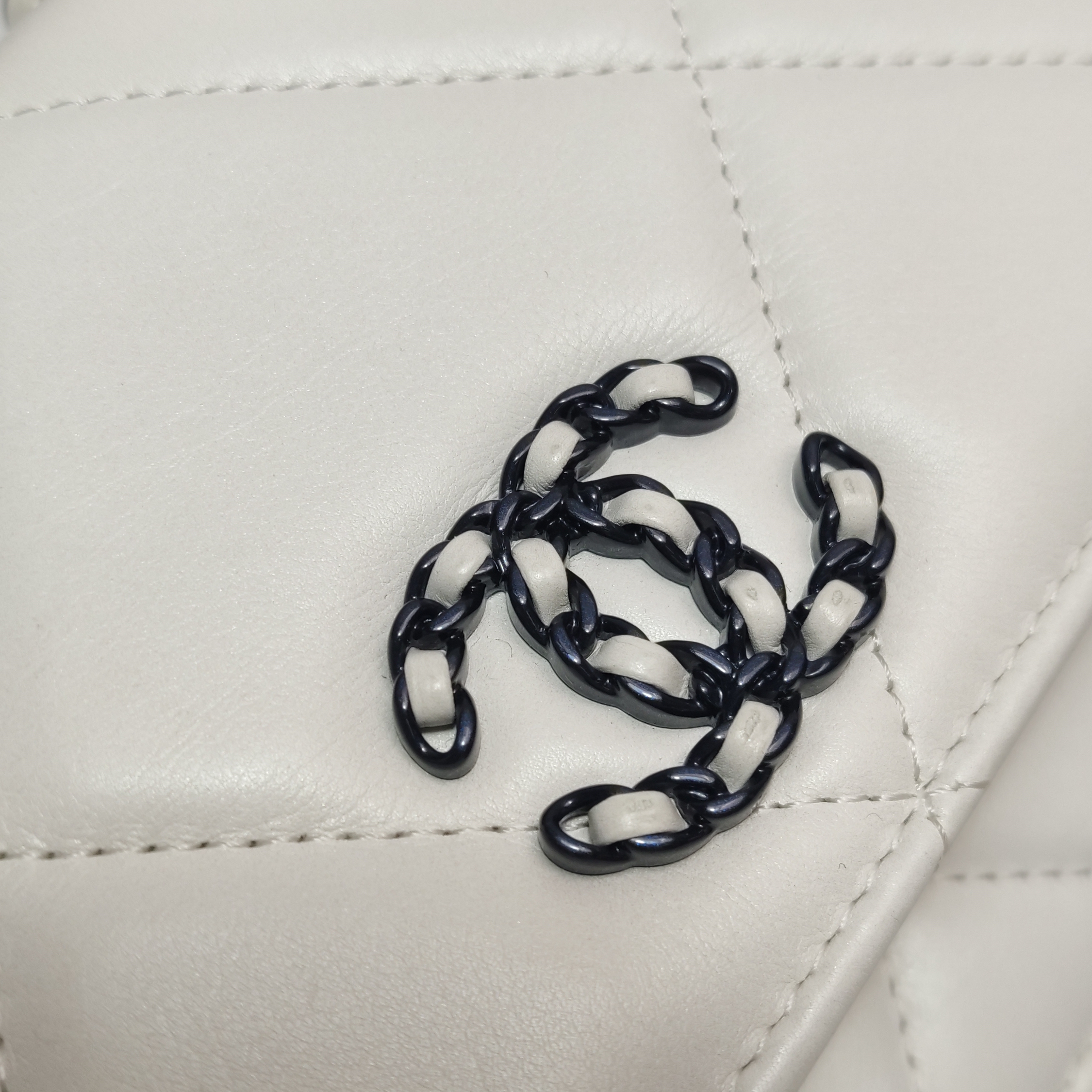Chanel 19 Wallet on Chain Quilted Goatskin — photo 12 of 16