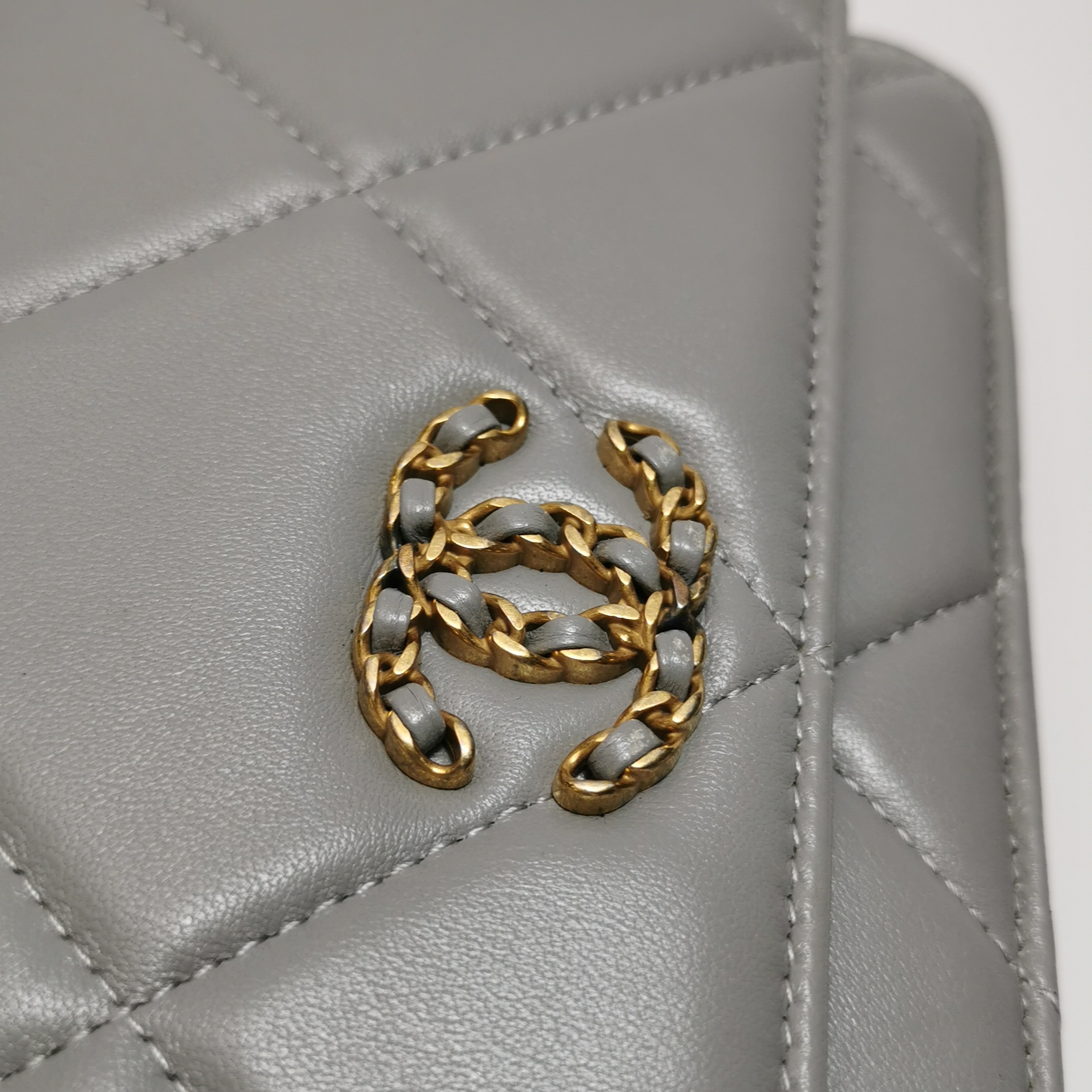 Chanel 19 Wallet on Chain Quilted Goatskin — photo 9 of 14