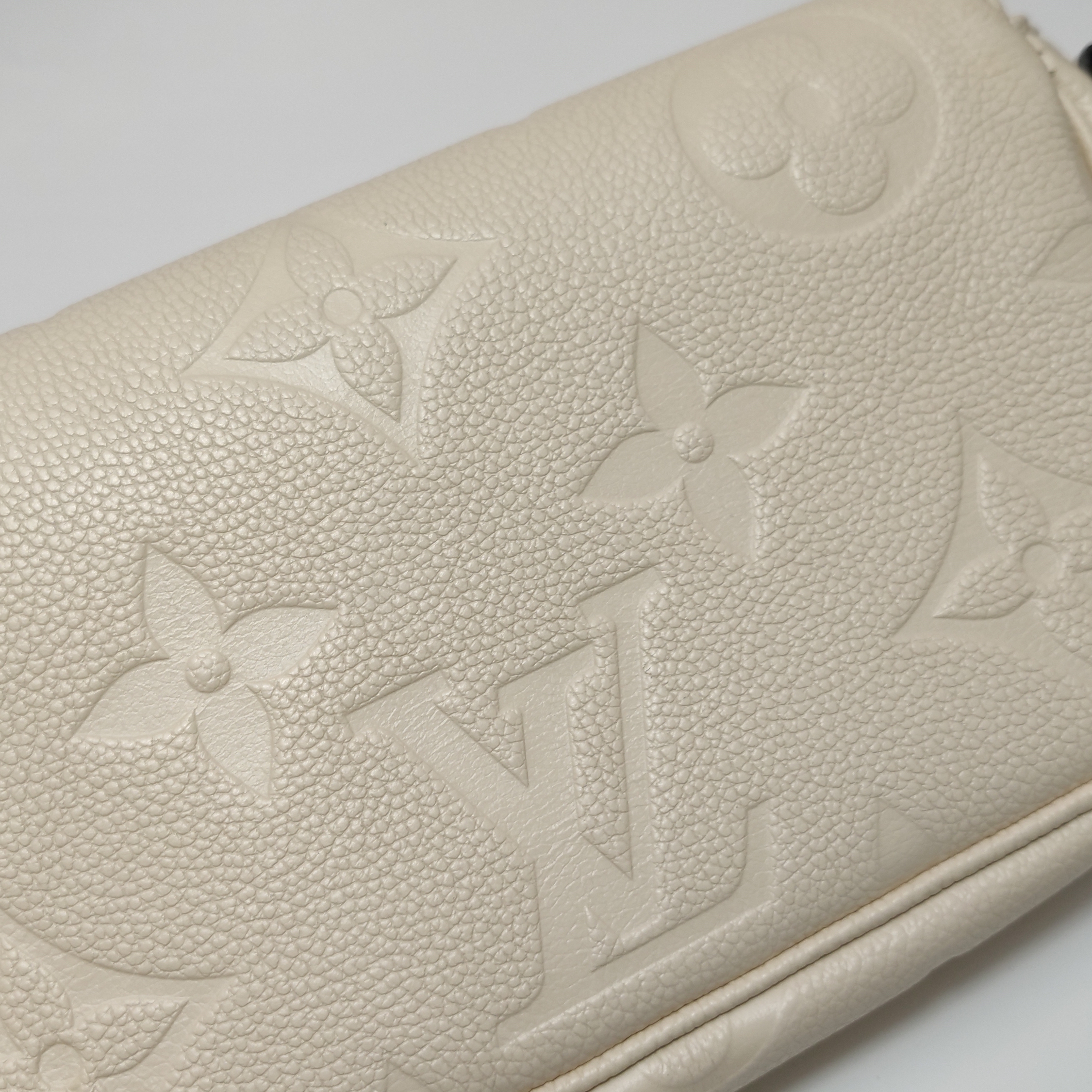 Louis Vuitton(LV) Ivy Wallet on Chain Monogram Empreinte Giant — photo 9 of 15