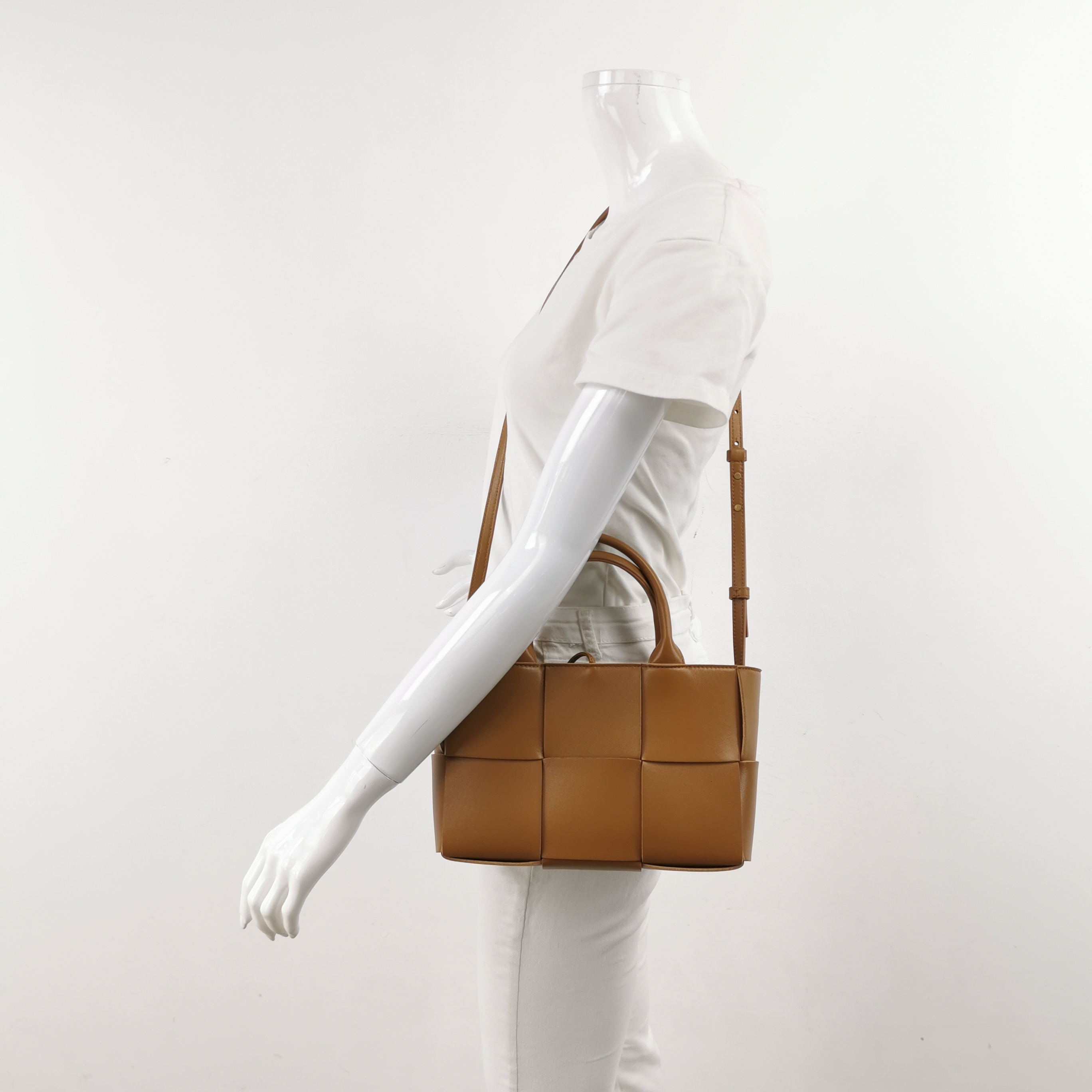 Bottega Veneta Arco Tote Maxi Intrecciato Leather Candy — alternate view