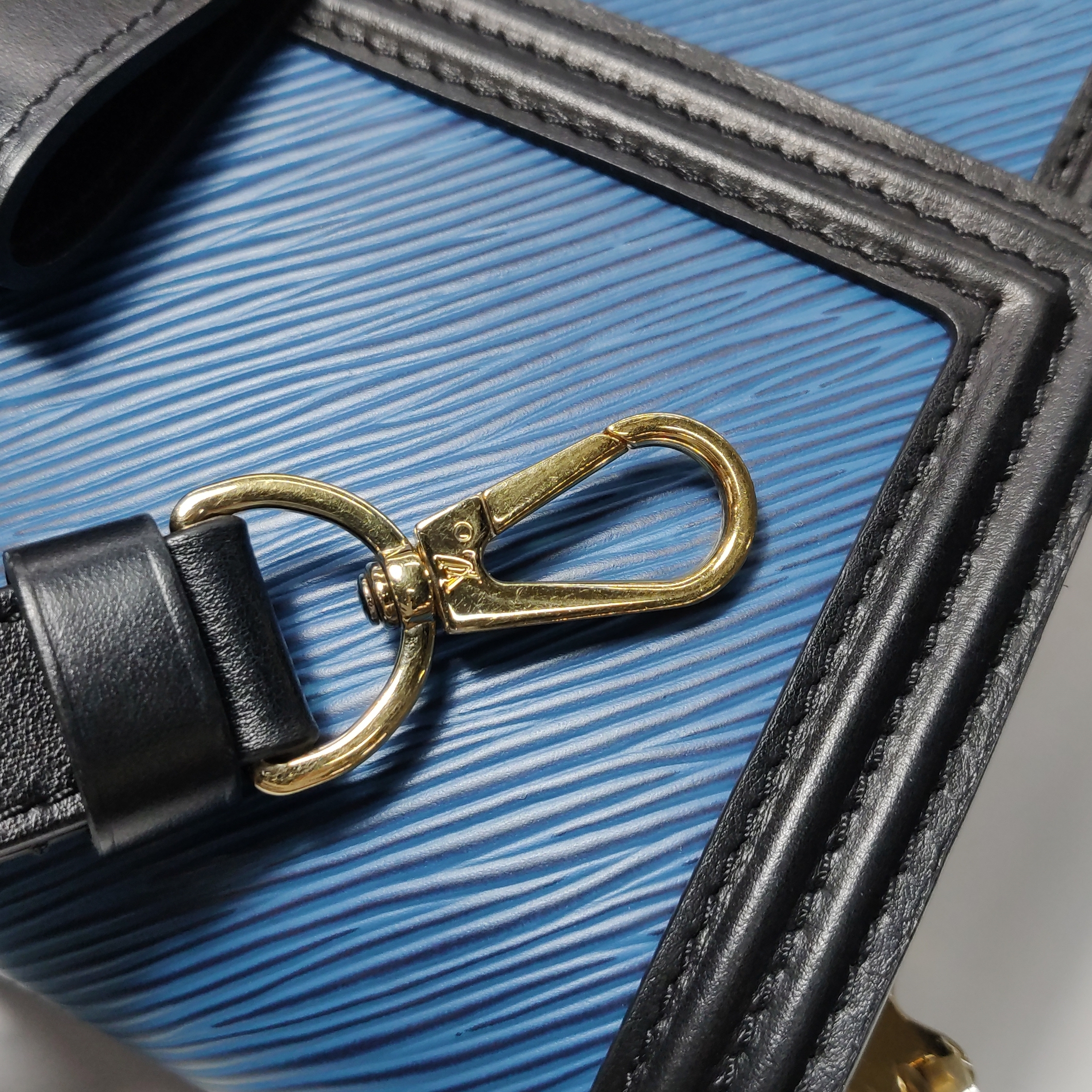 Louis Vuitton(LV) Dauphine Shoulder Bag Epi Leather Medium — photo 12 of 14