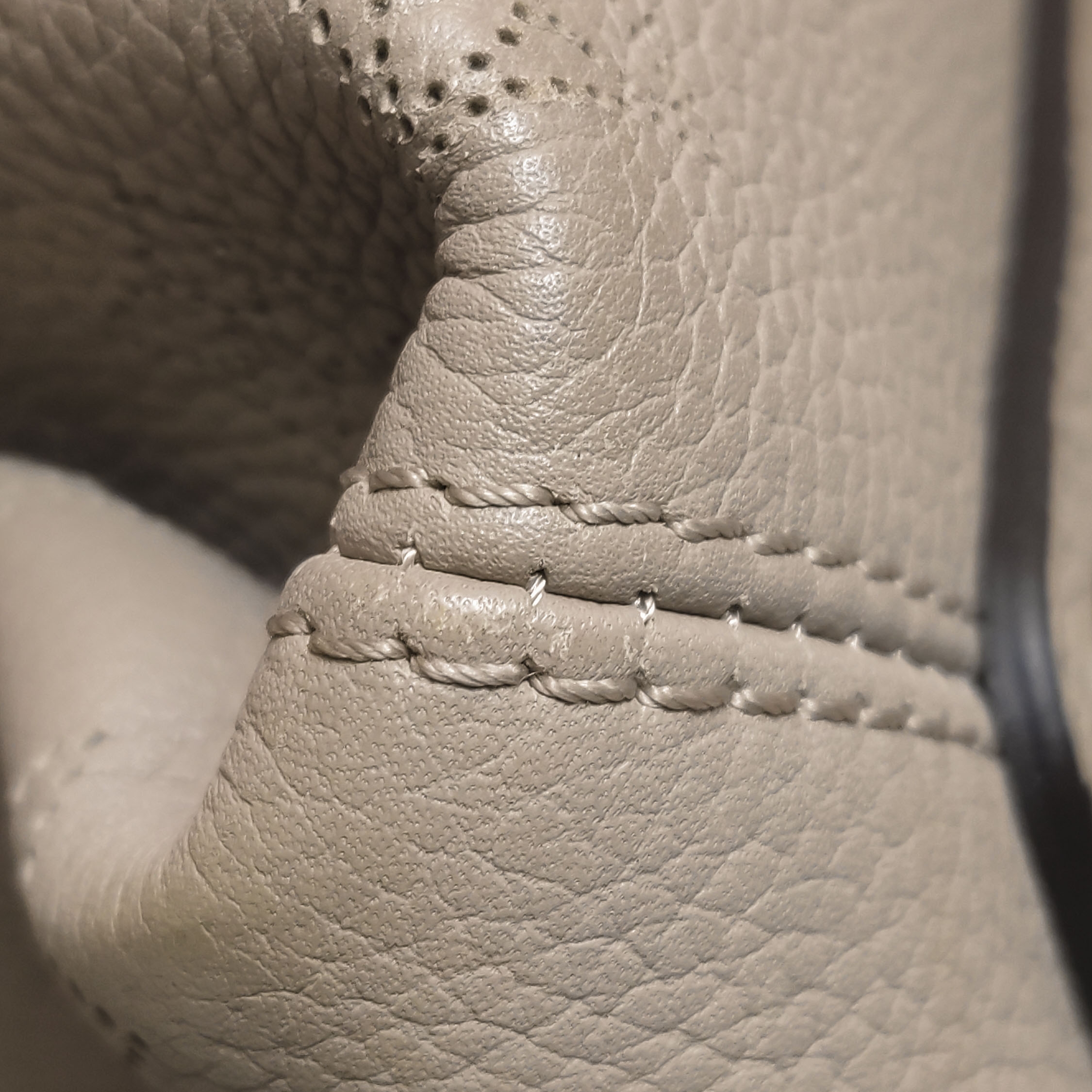 Louis Vuitton(LV) Babylone Handbag Mahina Leather BB — photo 11 of 17