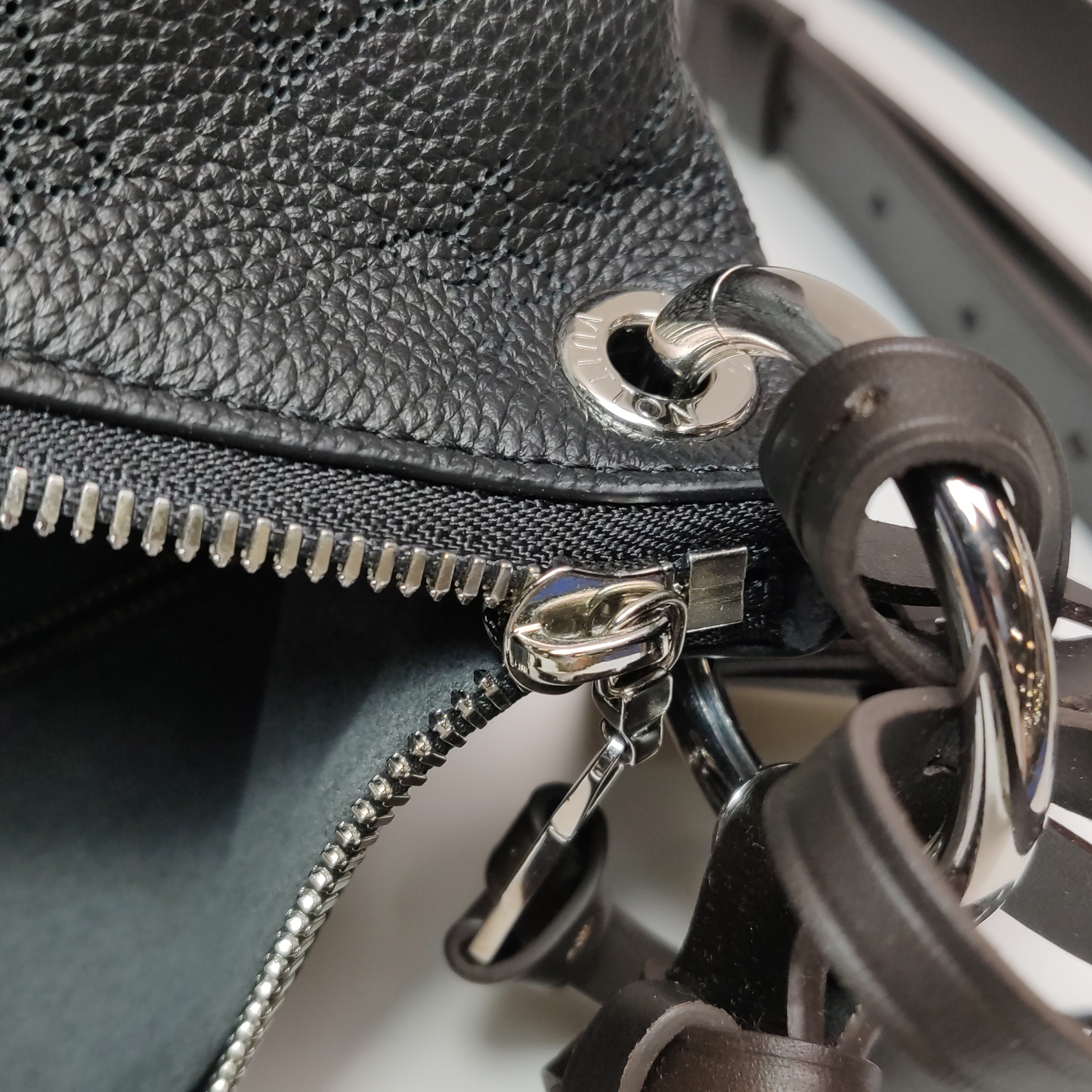 Louis Vuitton(LV) Braided Handle Beaubourg Hobo Mahina Leather MM — photo 11 of 15