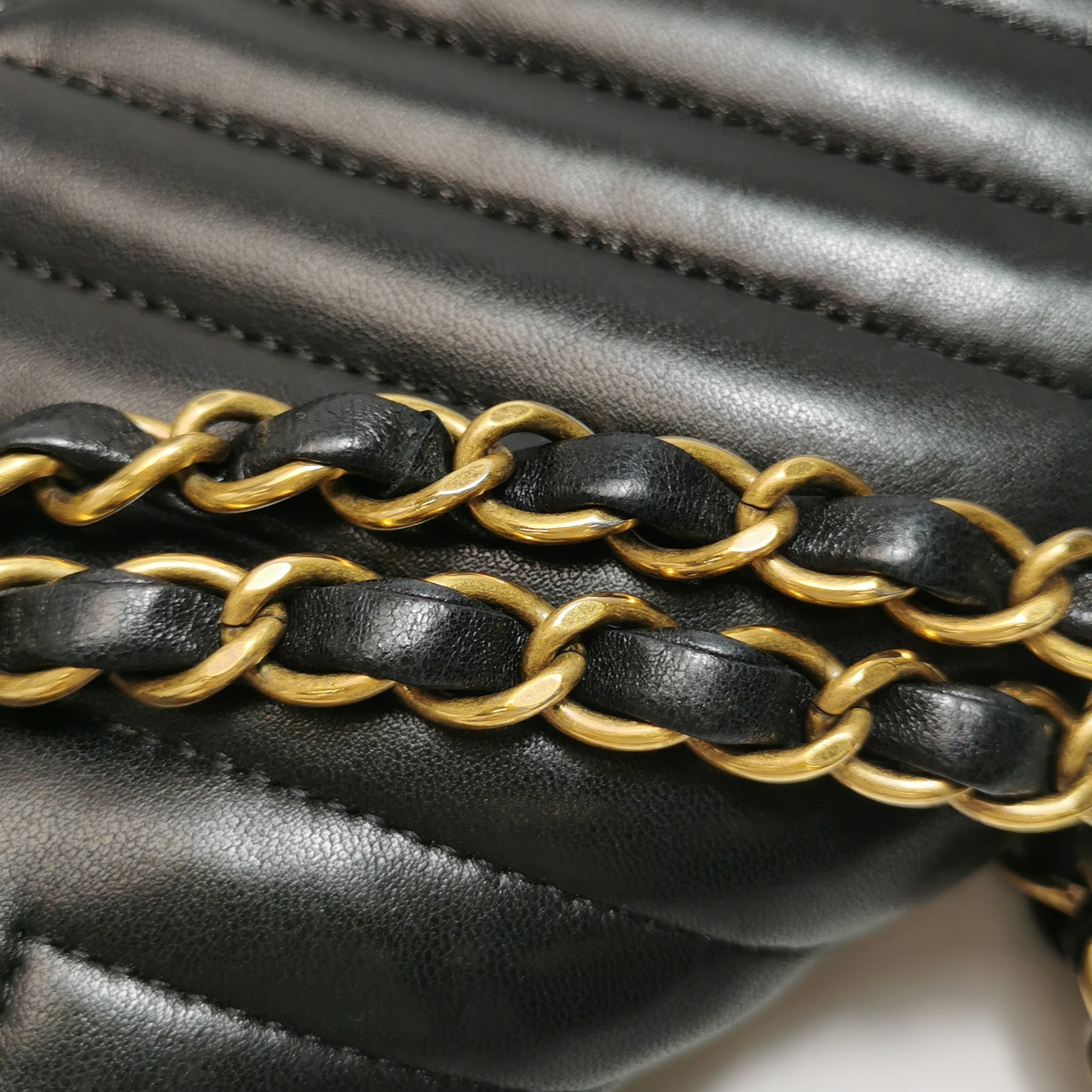Chanel Classic Double Flap Bag Chevron Lambskin Medium — photo 14 of 23