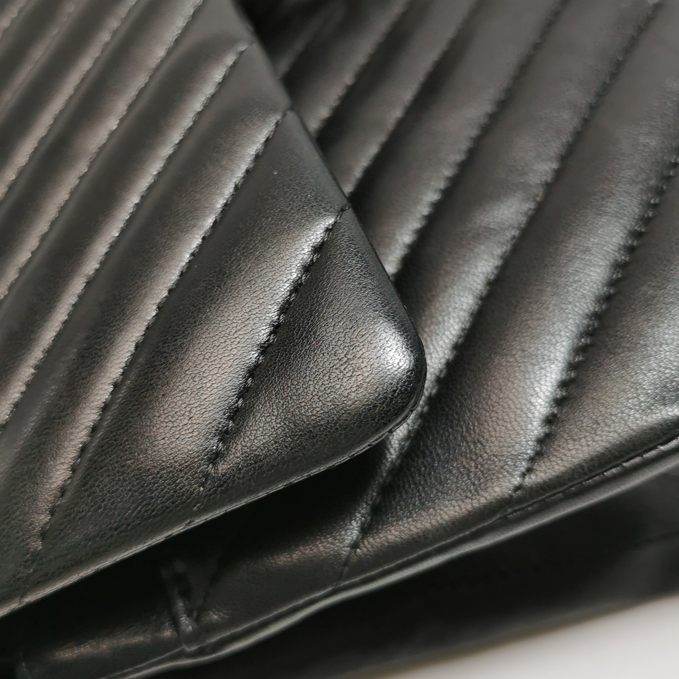 Chanel Classic Double Flap Bag Chevron Lambskin Medium — photo 13 of 23