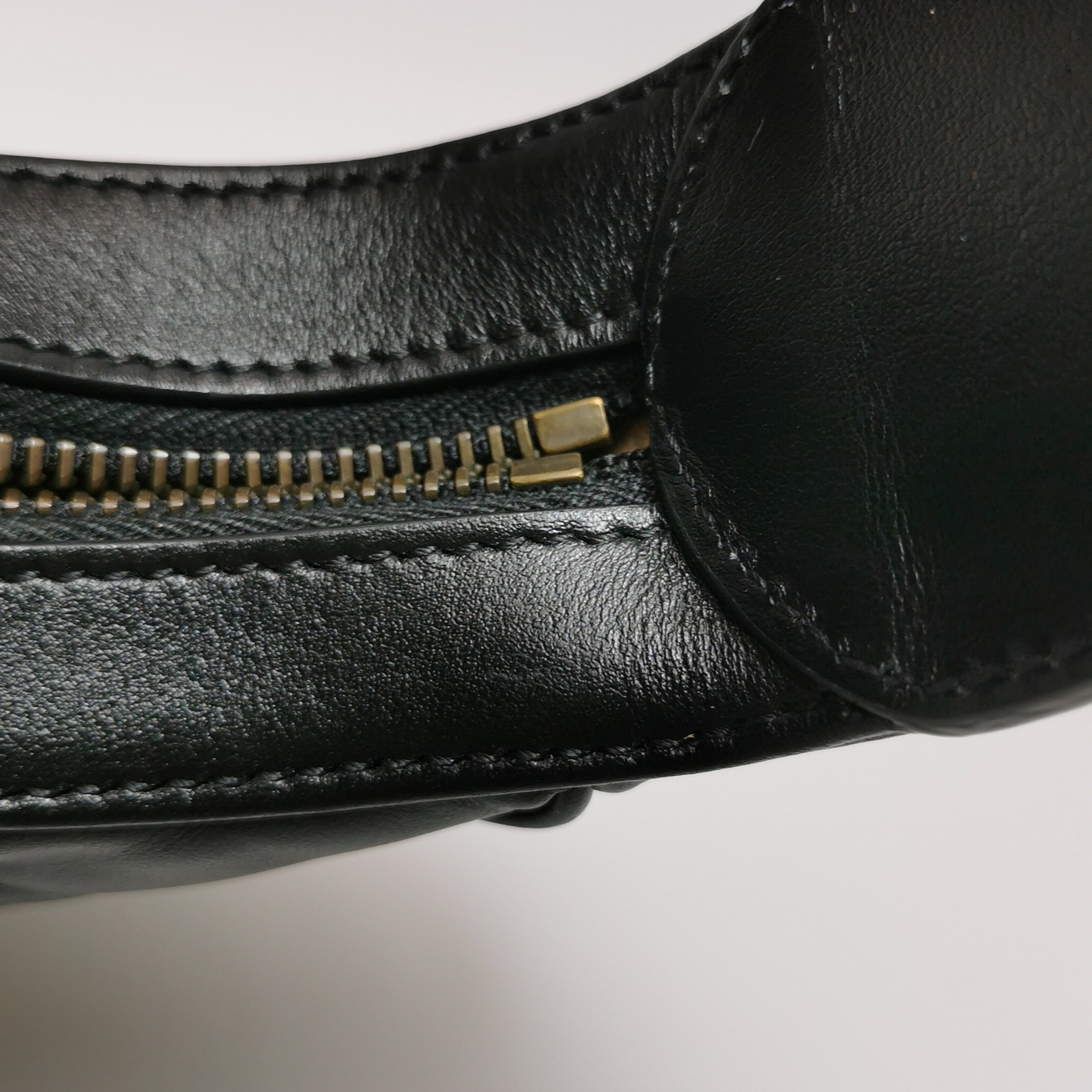 Gucci GG Marmont Half Moon Hobo Matelasse Leather Small — photo 11 of 19