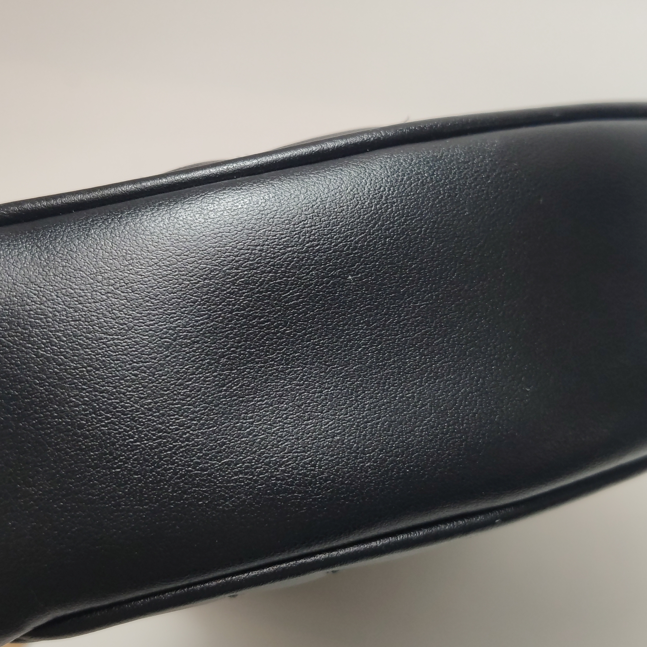 Gucci GG Marmont Half Moon Hobo Matelasse Leather Small — photo 10 of 11