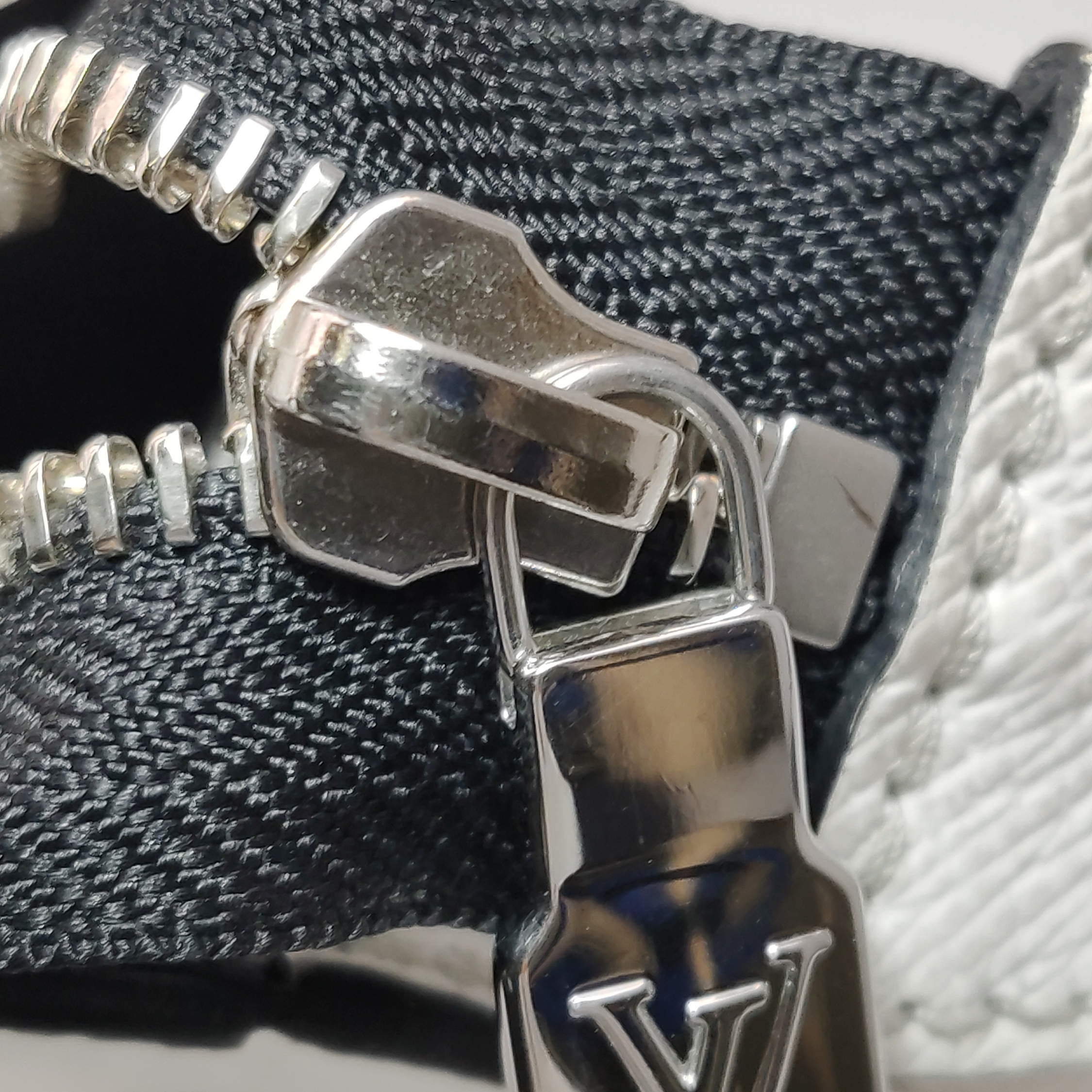 Louis Vuitton(LV) Gaston Wearable Wallet Monogram Eclipse Canvas — photo 13 of 14