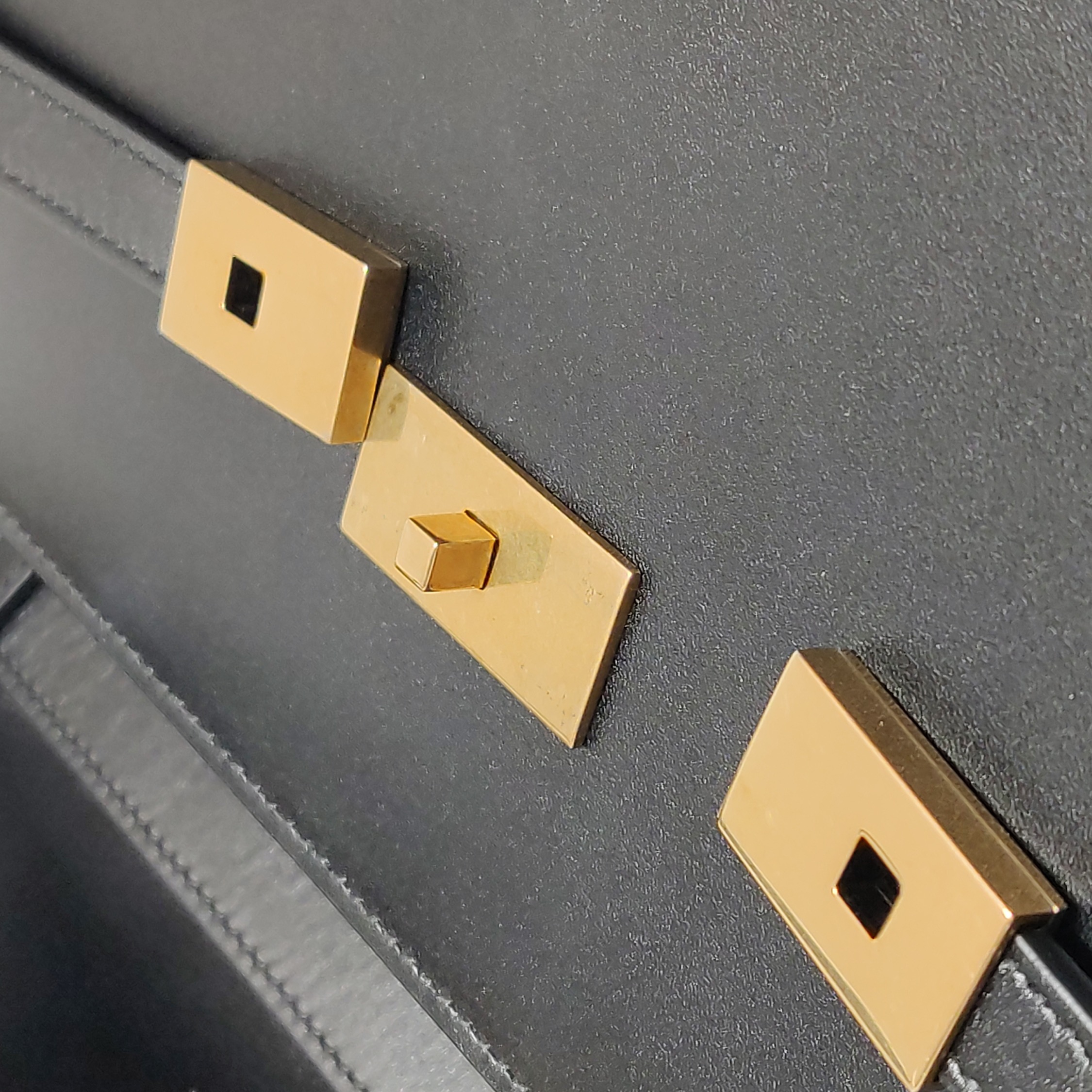 Saint Laurent Manhattan Shoulder Bag Leather Medium — photo 9 of 24