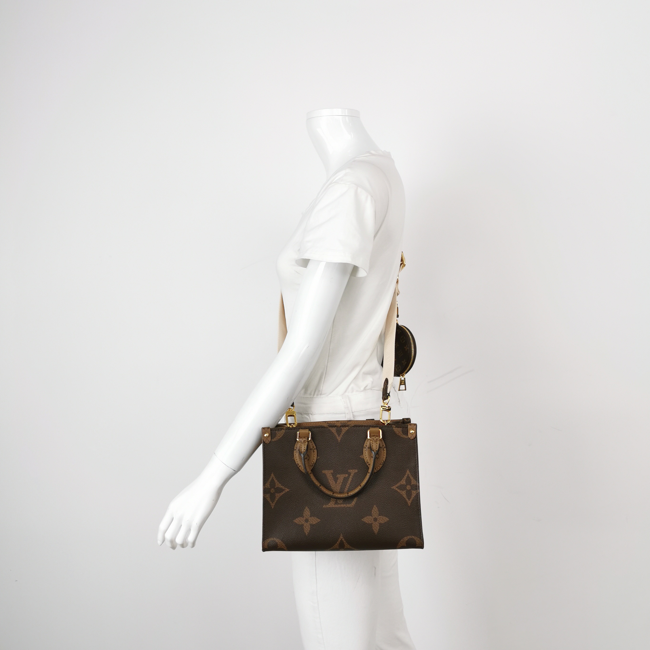 Louis Vuitton(LV) OnTheGo Tote Reverse Monogram Giant PM — alternate view