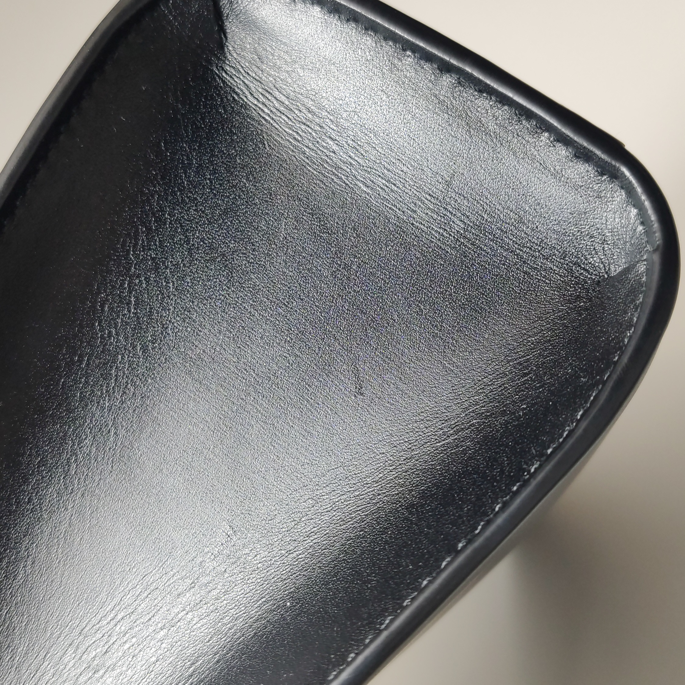Saint Laurent Manhattan Shoulder Bag Leather Medium — photo 14 of 24