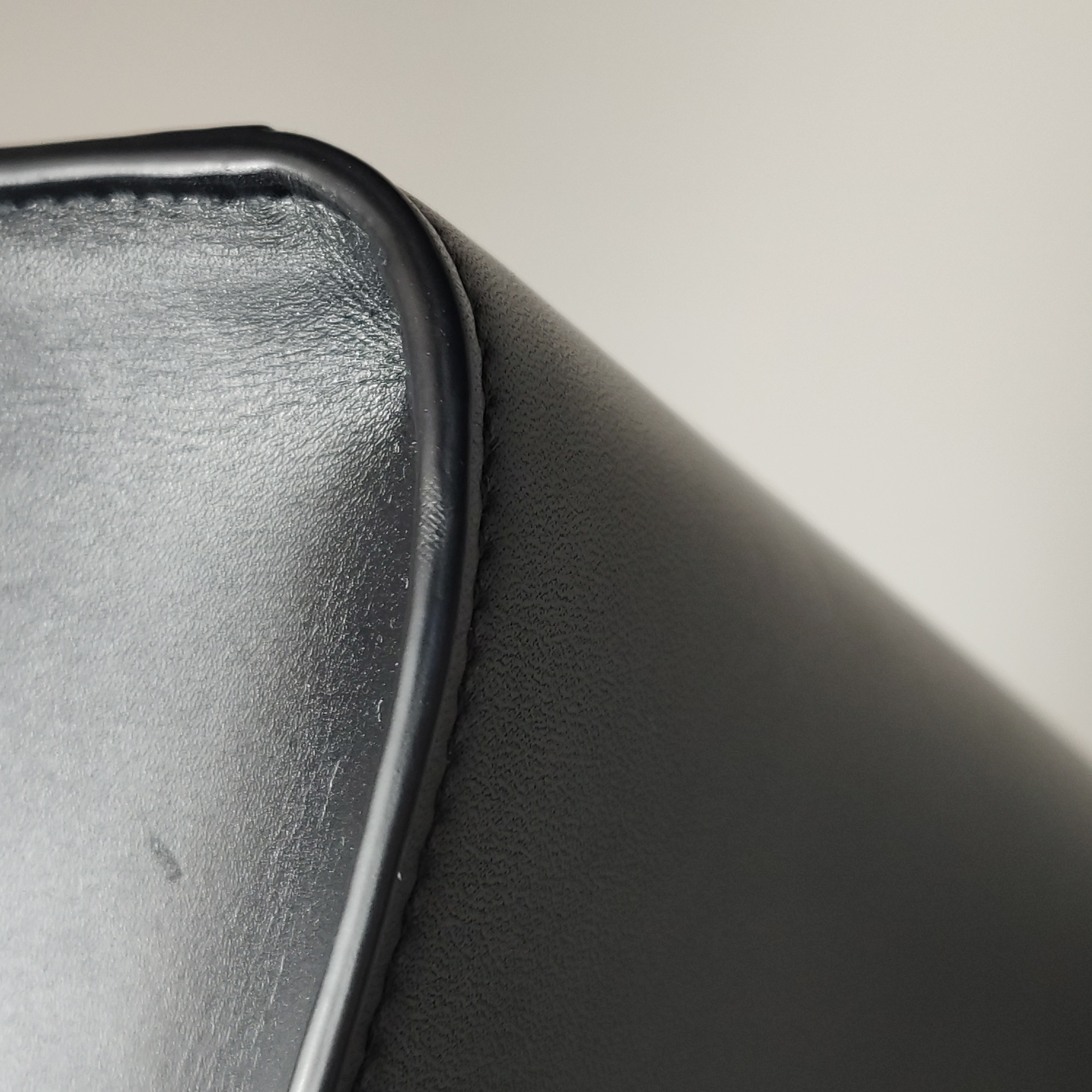 Saint Laurent Manhattan Shoulder Bag Leather Medium — photo 12 of 24