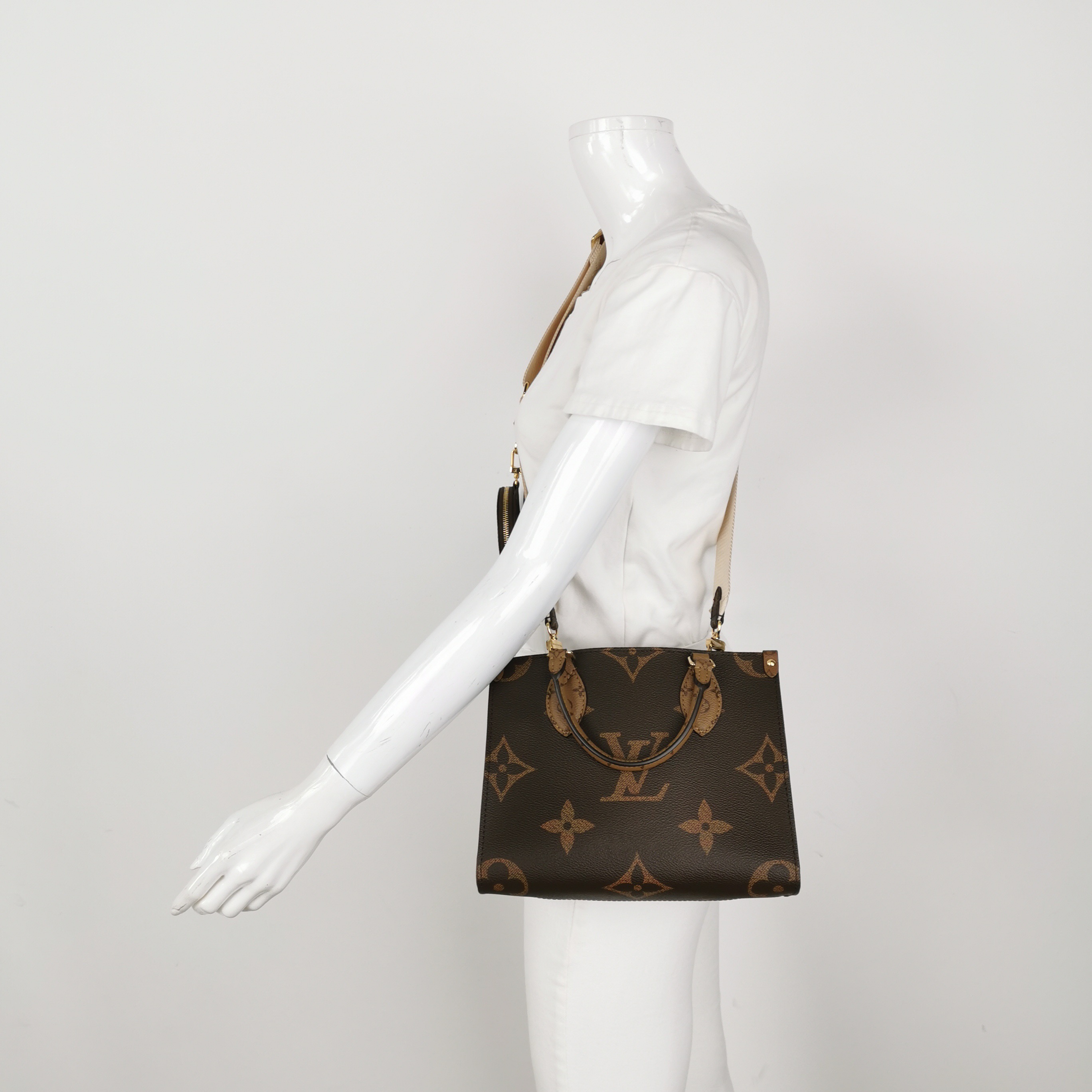 Louis Vuitton(LV) OnTheGo Tote Reverse Monogram Giant PM — alternate view